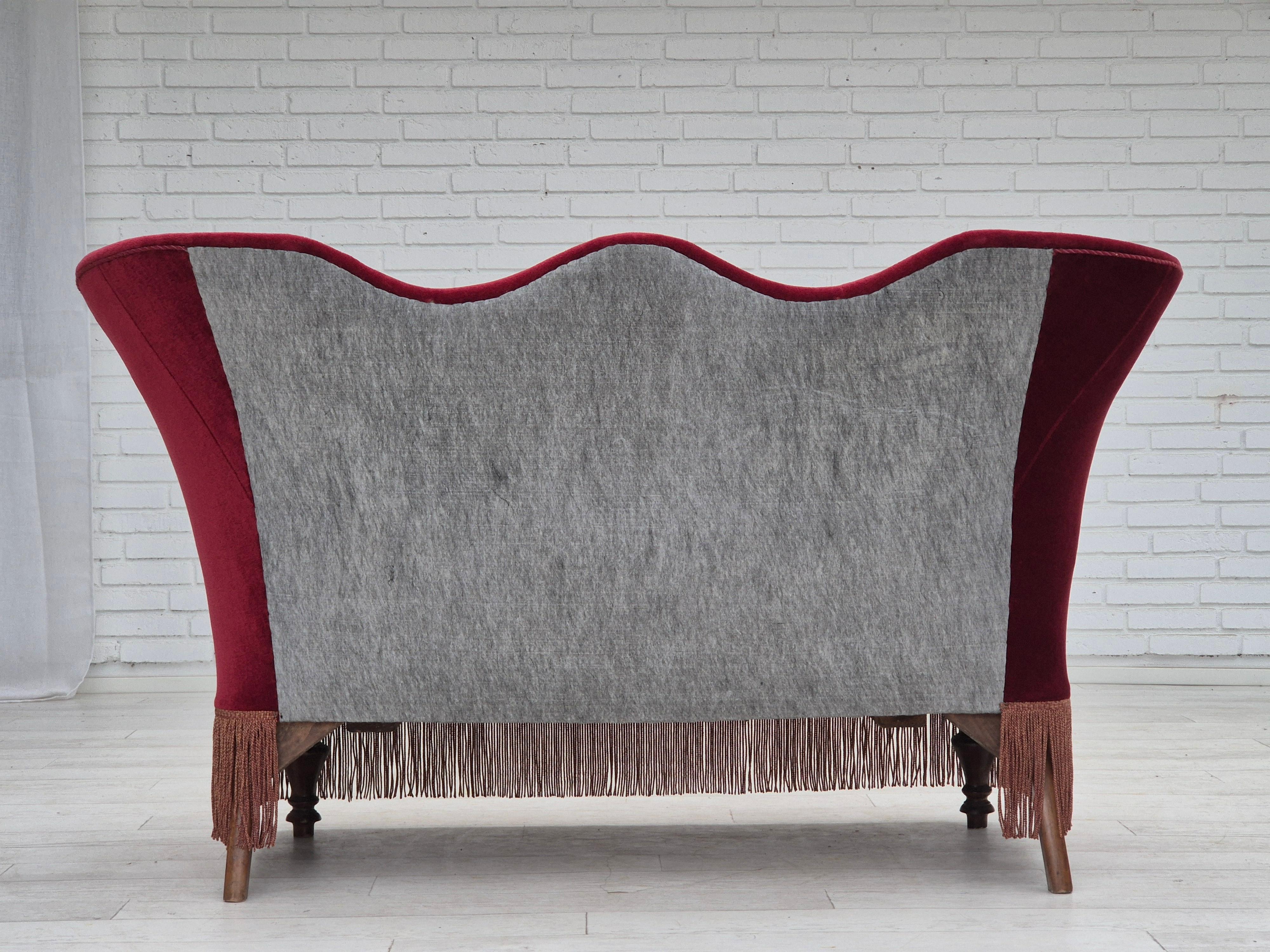 1950er Jahre, Dänisches 2-Sitzer-Sofa, kirschroter Möbelvelours, Eschenholz. im Angebot 1