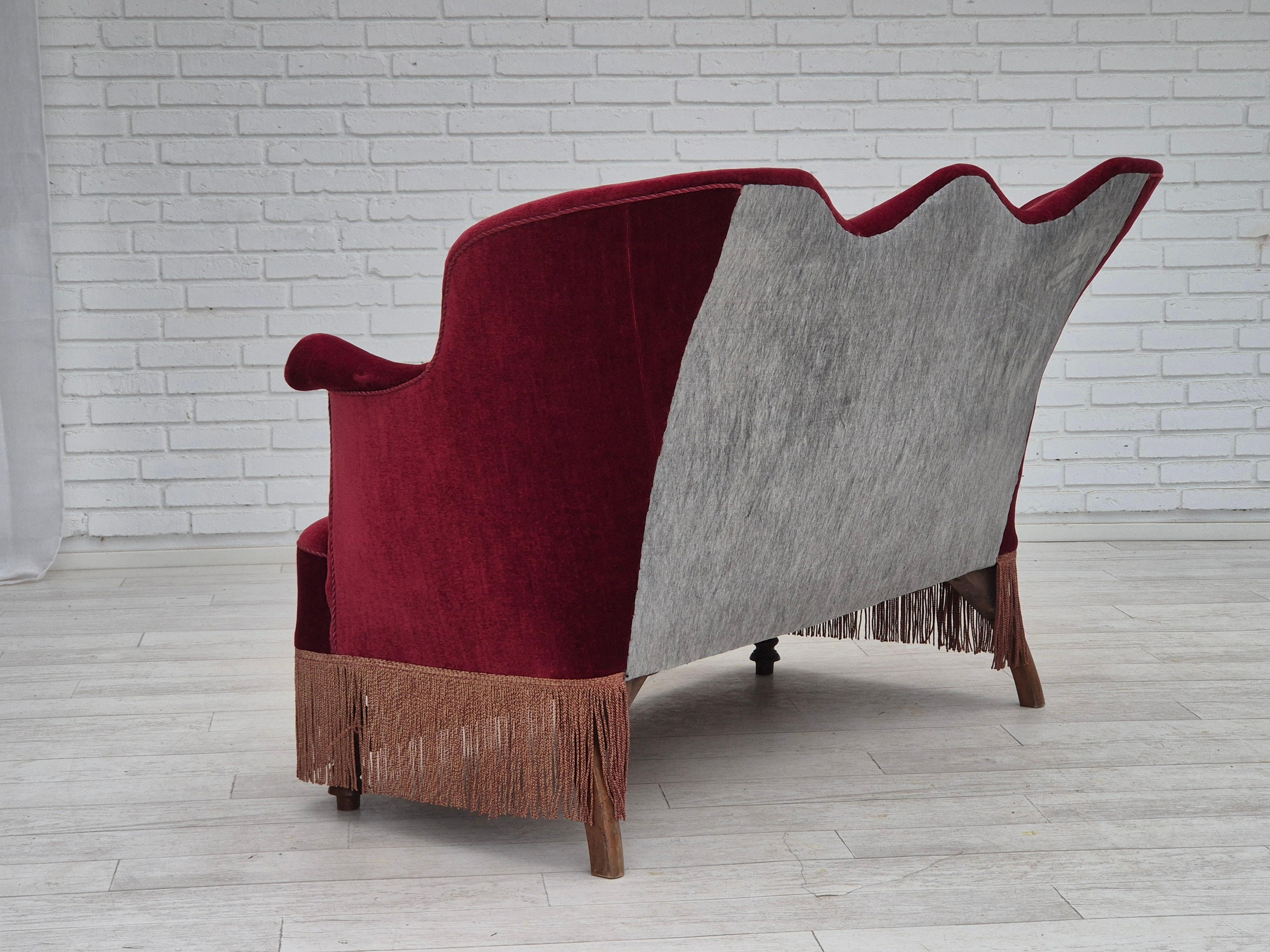 1950er Jahre, Dänisches 2-Sitzer-Sofa, kirschroter Möbelvelours, Eschenholz. im Angebot 2