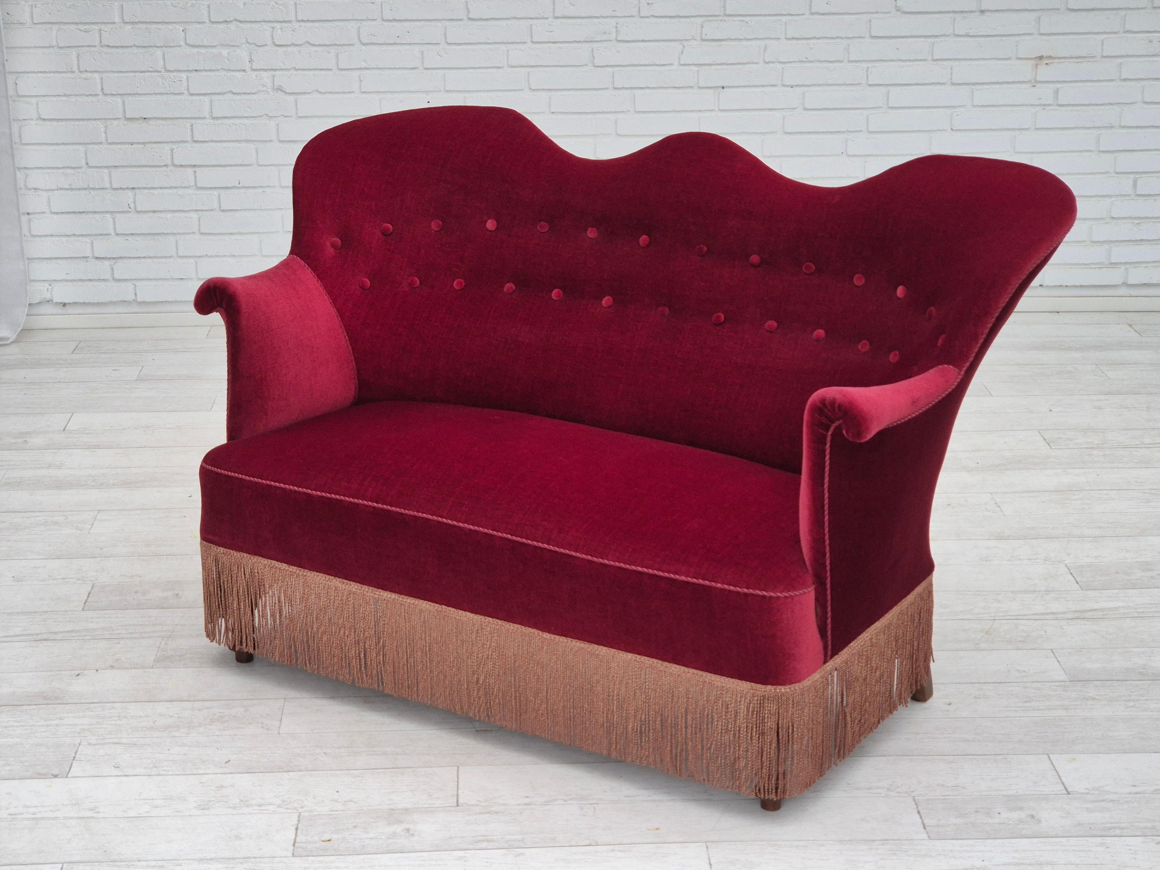 1950er Jahre, Dänisches 2-Sitzer-Sofa, kirschroter Möbelvelours, Eschenholz. im Angebot 3