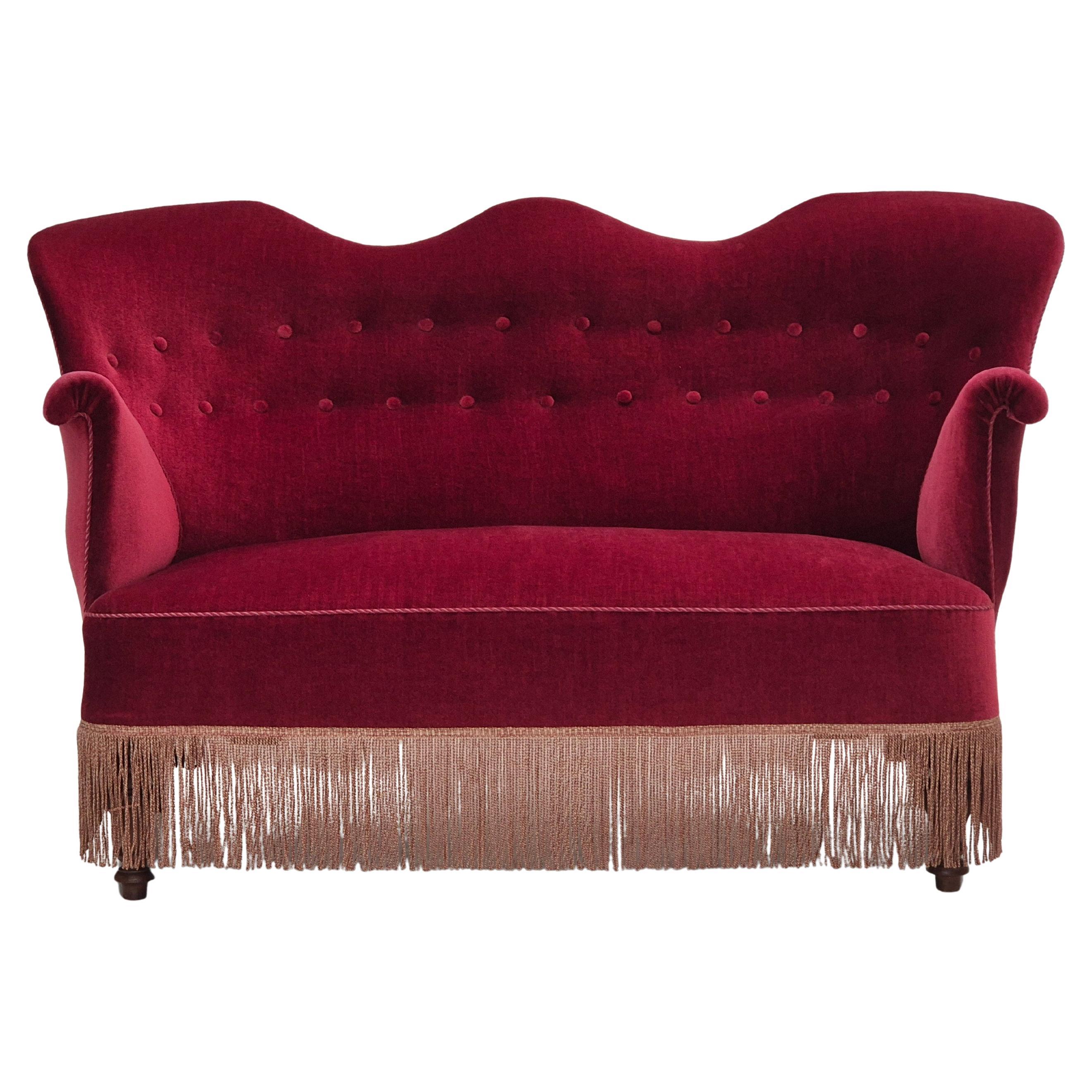 Années 1950, canapé danois 2 places, velours d'ameublement rouge cerise, bois de frêne.