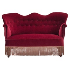 Années 1950, canapé danois 2 places, velours d'ameublement rouge cerise, bois de frêne.