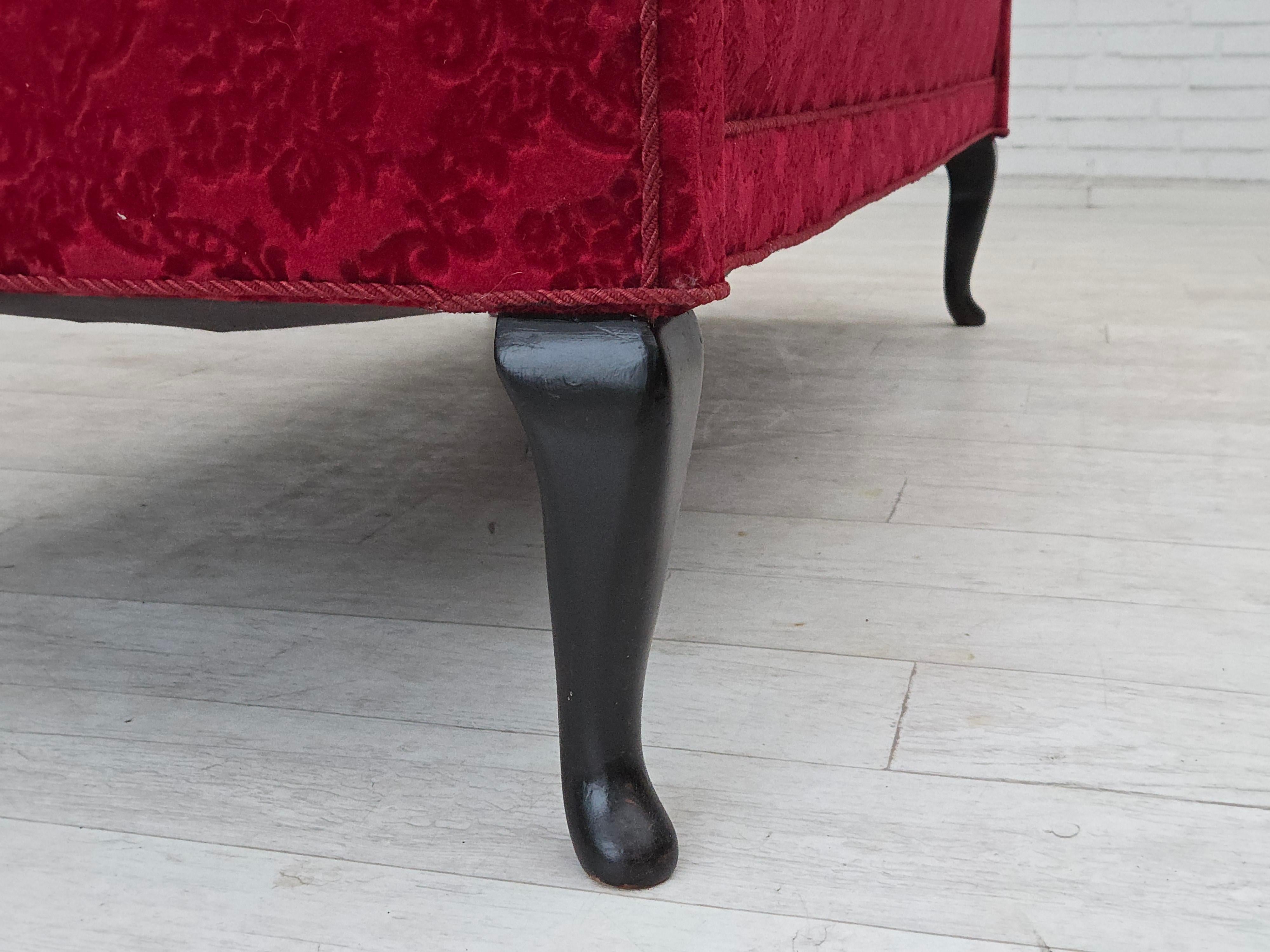 1950er Jahre, Dänisches 2-Sitzer-Sofa, kirschroter Möbelvelours. im Angebot 8