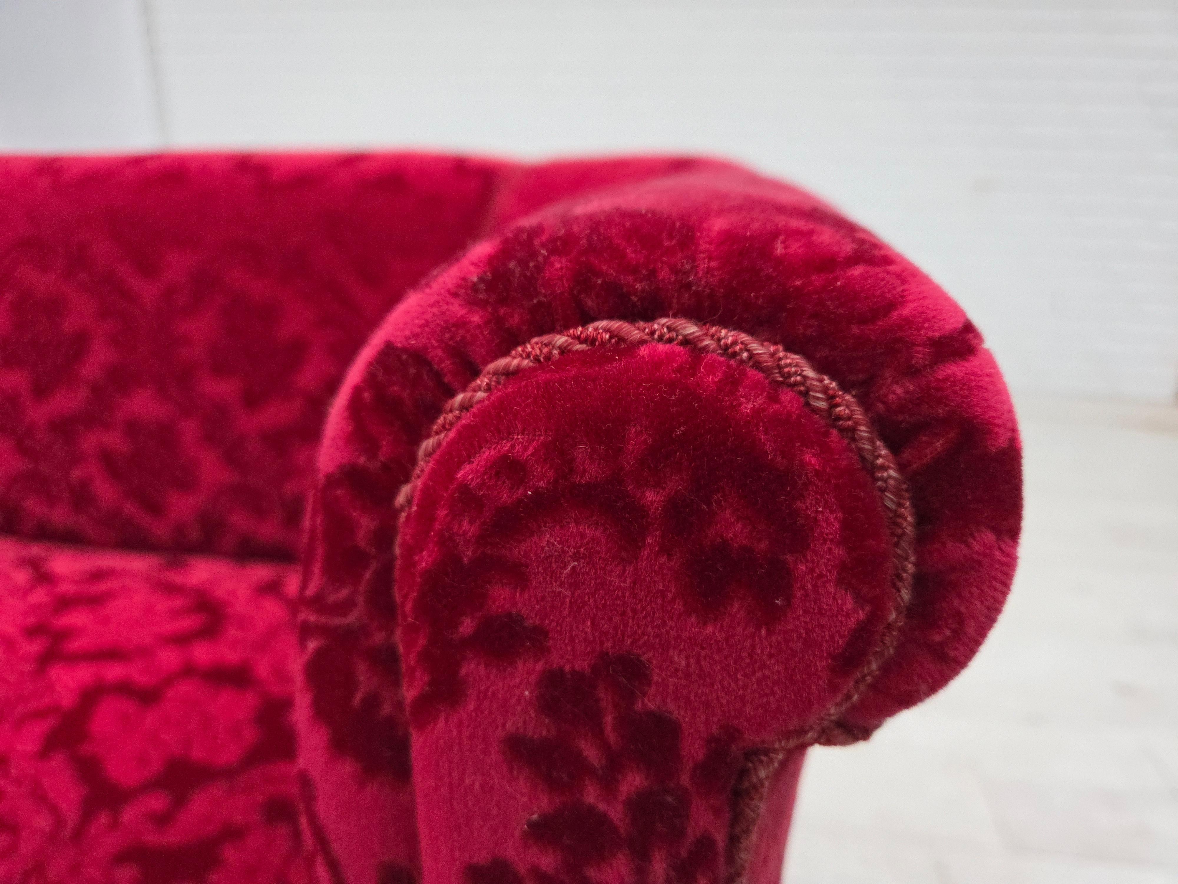 1950er Jahre, Dänisches 2-Sitzer-Sofa, kirschroter Möbelvelours. im Angebot 9