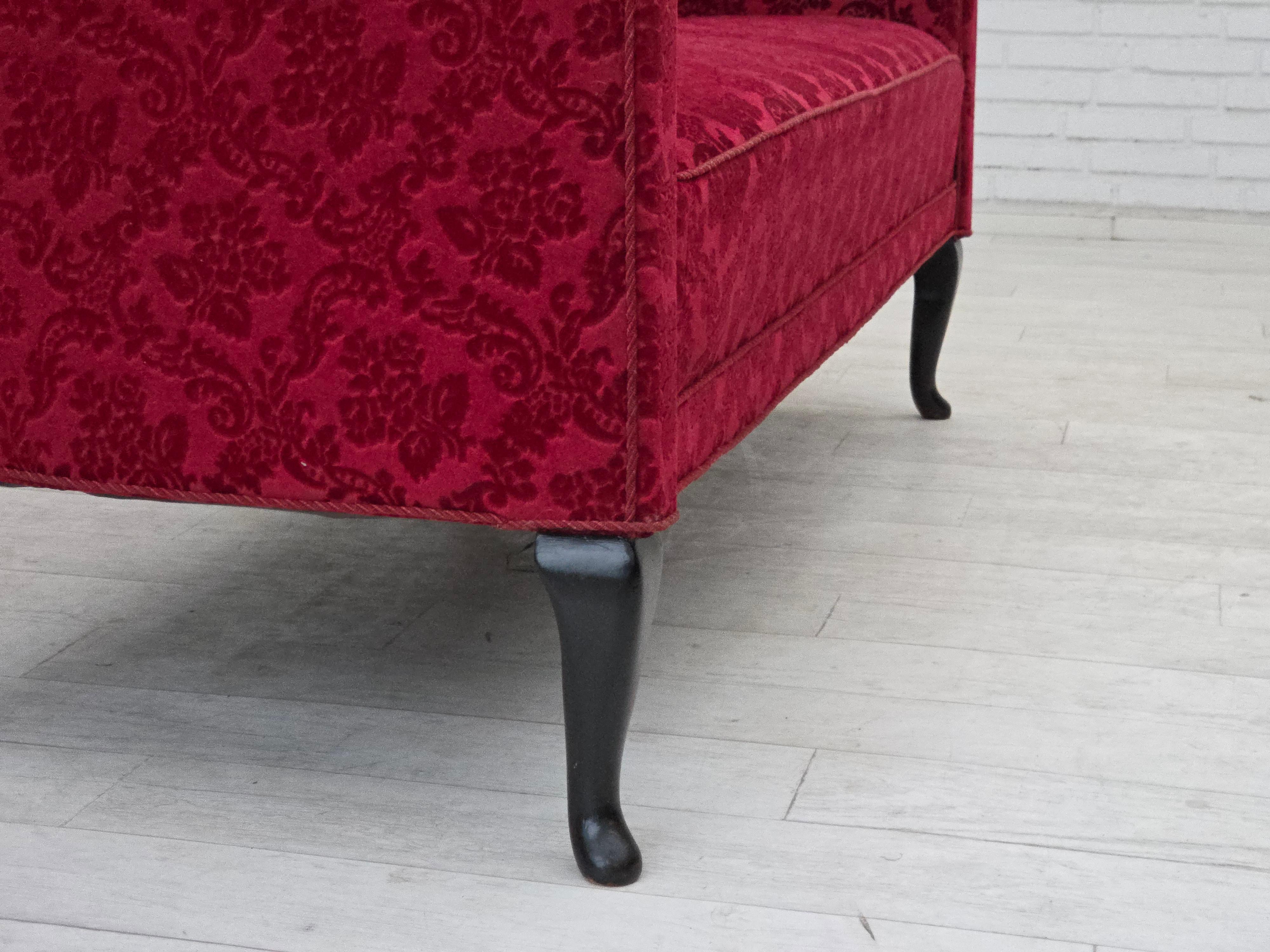 1950er Jahre, Dänisches 2-Sitzer-Sofa, kirschroter Möbelvelours. im Angebot 11