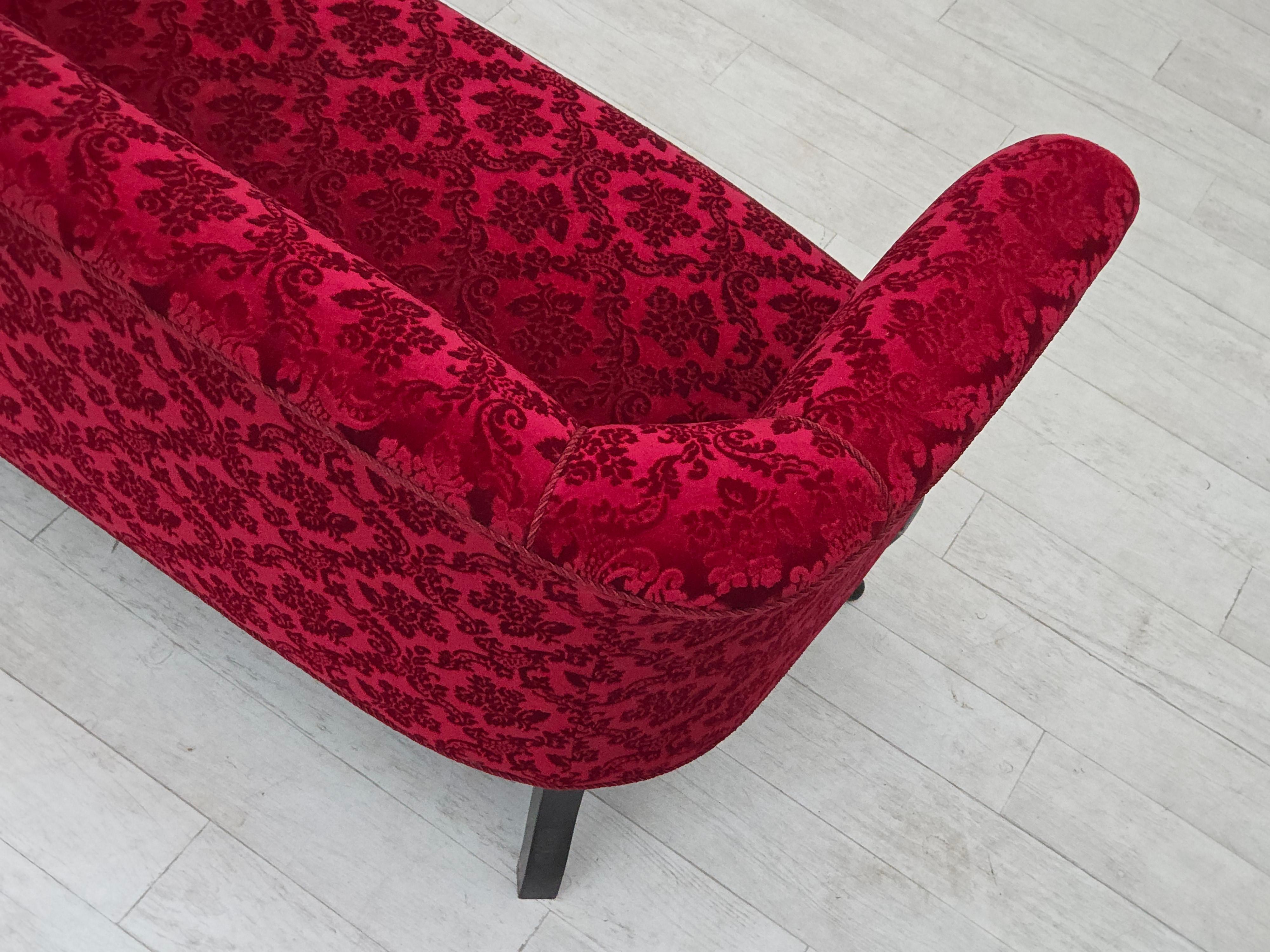 1950er Jahre, Dänisches 2-Sitzer-Sofa, kirschroter Möbelvelours. im Angebot 12