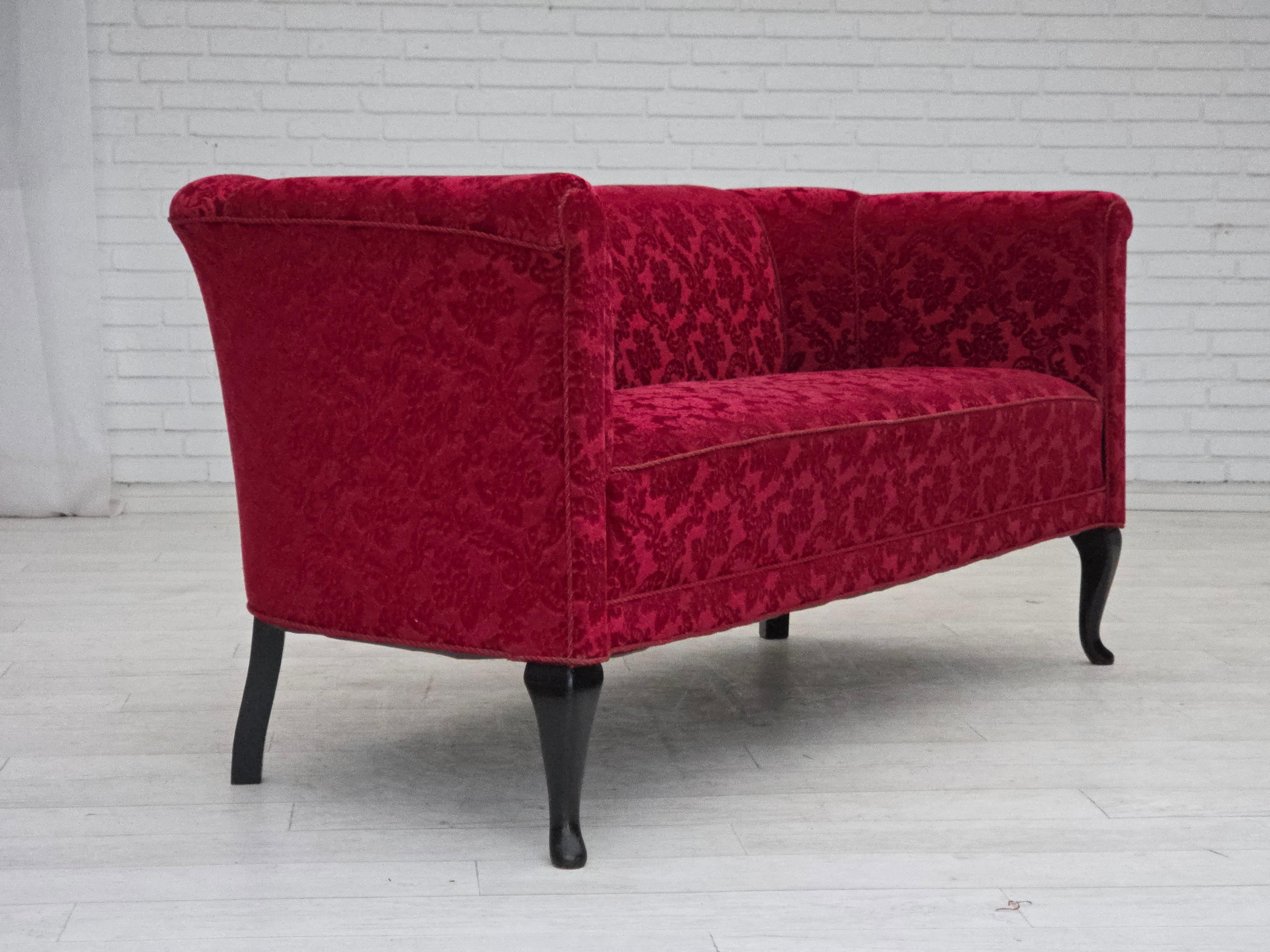 1950er Jahre, Dänisches 2-Sitzer-Sofa, kirschroter Möbelvelours. (Skandinavische Moderne) im Angebot