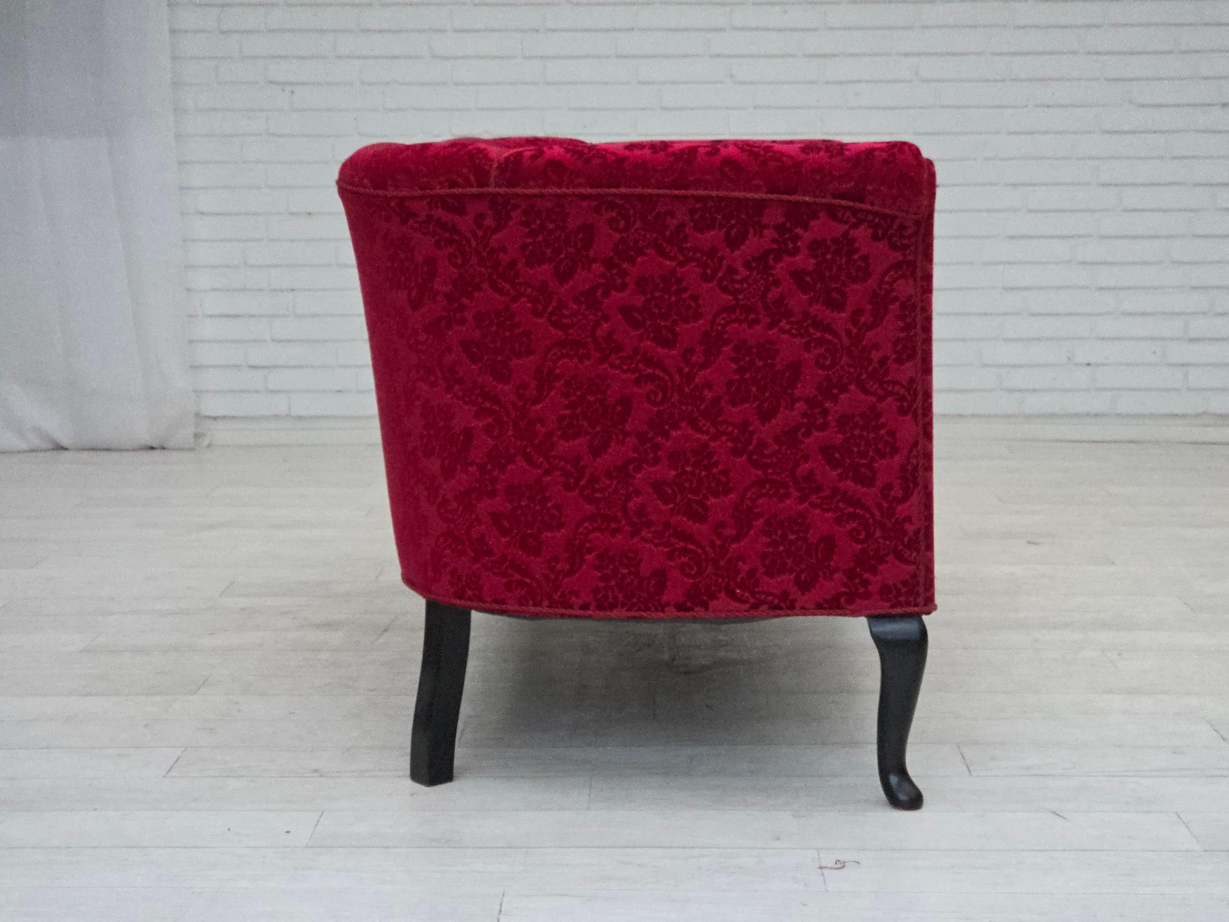 1950er Jahre, Dänisches 2-Sitzer-Sofa, kirschroter Möbelvelours. (Mitte des 20. Jahrhunderts) im Angebot