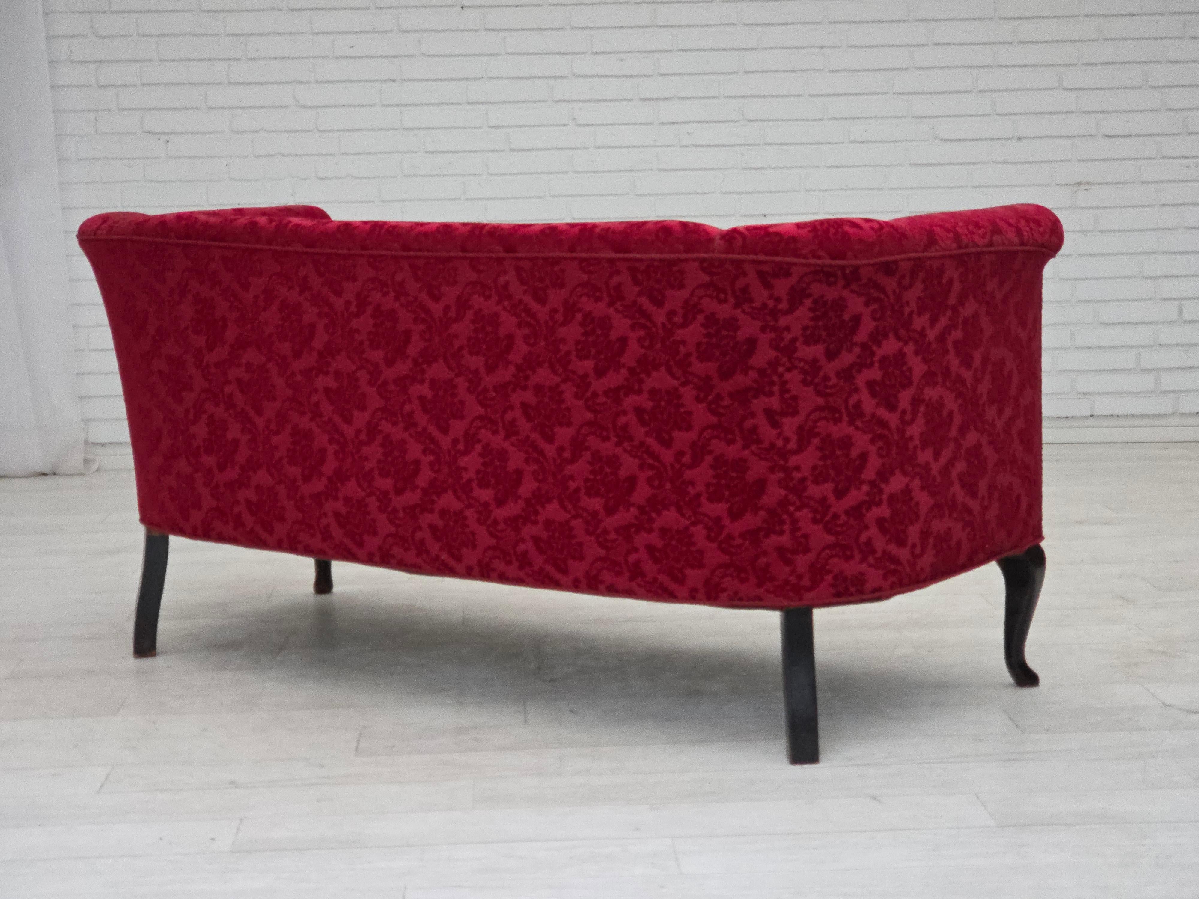 1950er Jahre, Dänisches 2-Sitzer-Sofa, kirschroter Möbelvelours. im Angebot 1
