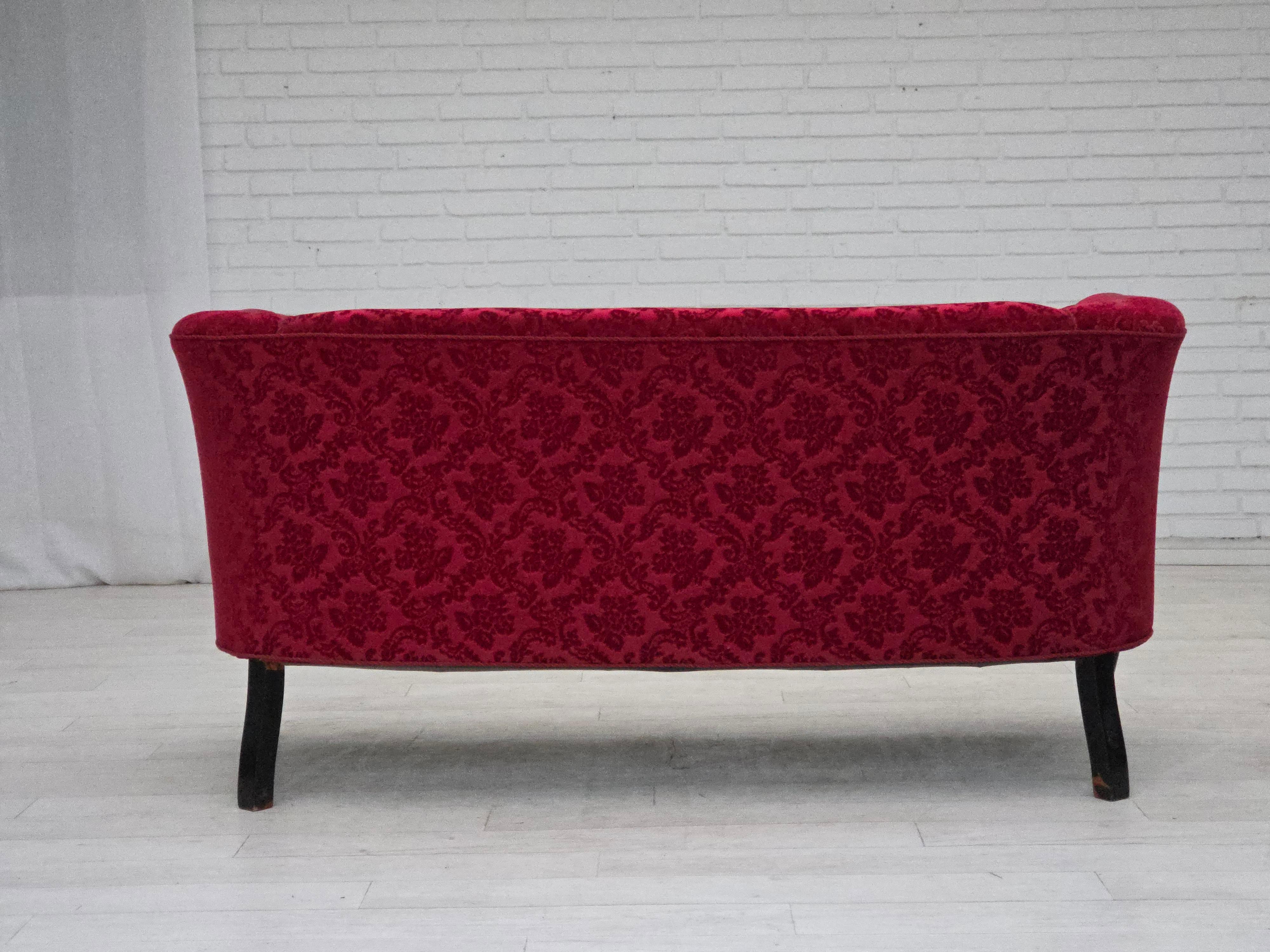 1950er Jahre, Dänisches 2-Sitzer-Sofa, kirschroter Möbelvelours. im Angebot 2