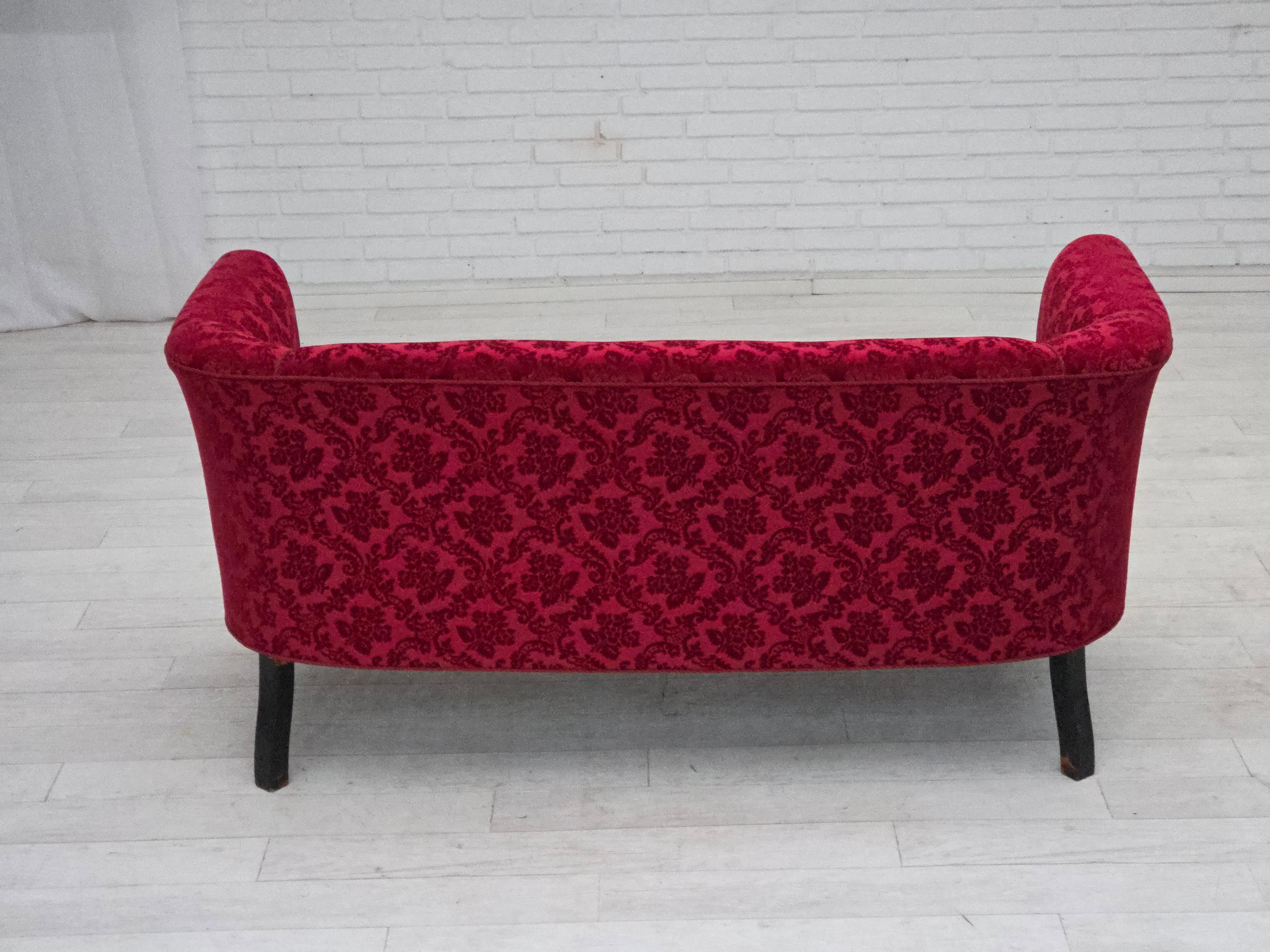 1950er Jahre, Dänisches 2-Sitzer-Sofa, kirschroter Möbelvelours. im Angebot 3