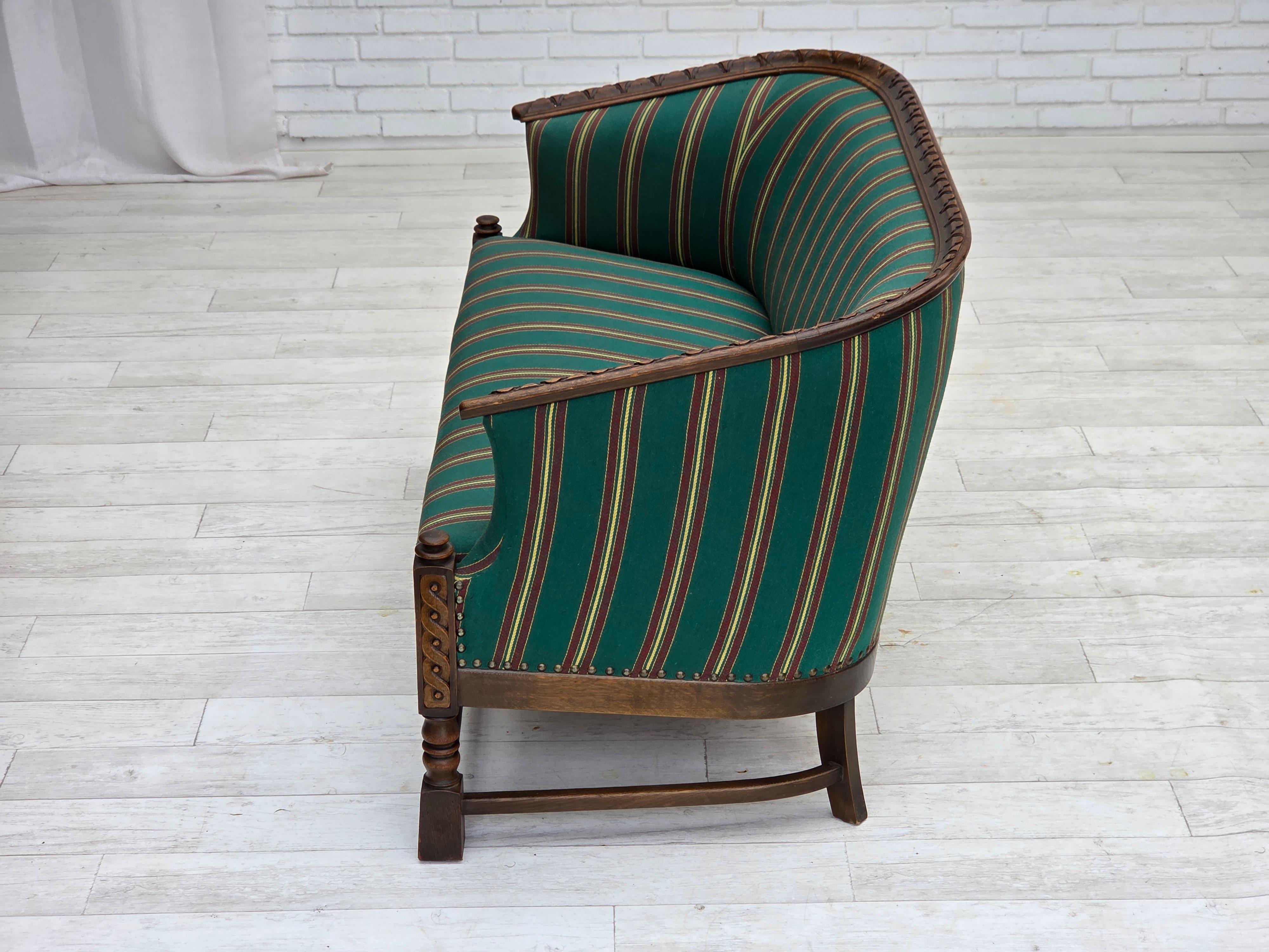 Années 1950, canapé danois à 2 places, laine d'ameublement verte, bois de chêne. en vente 3
