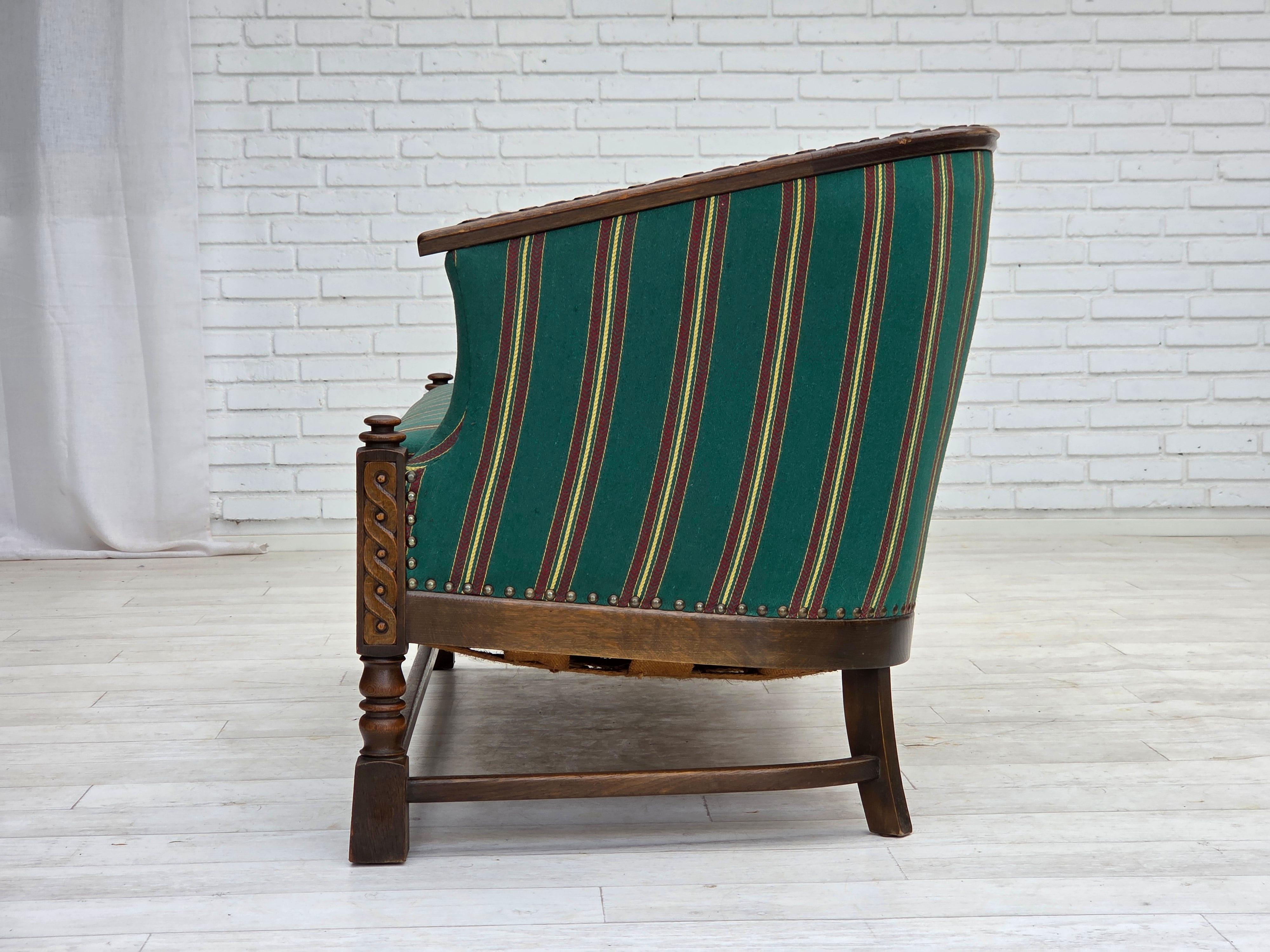 Années 1950, canapé danois à 2 places, laine d'ameublement verte, bois de chêne. en vente 4