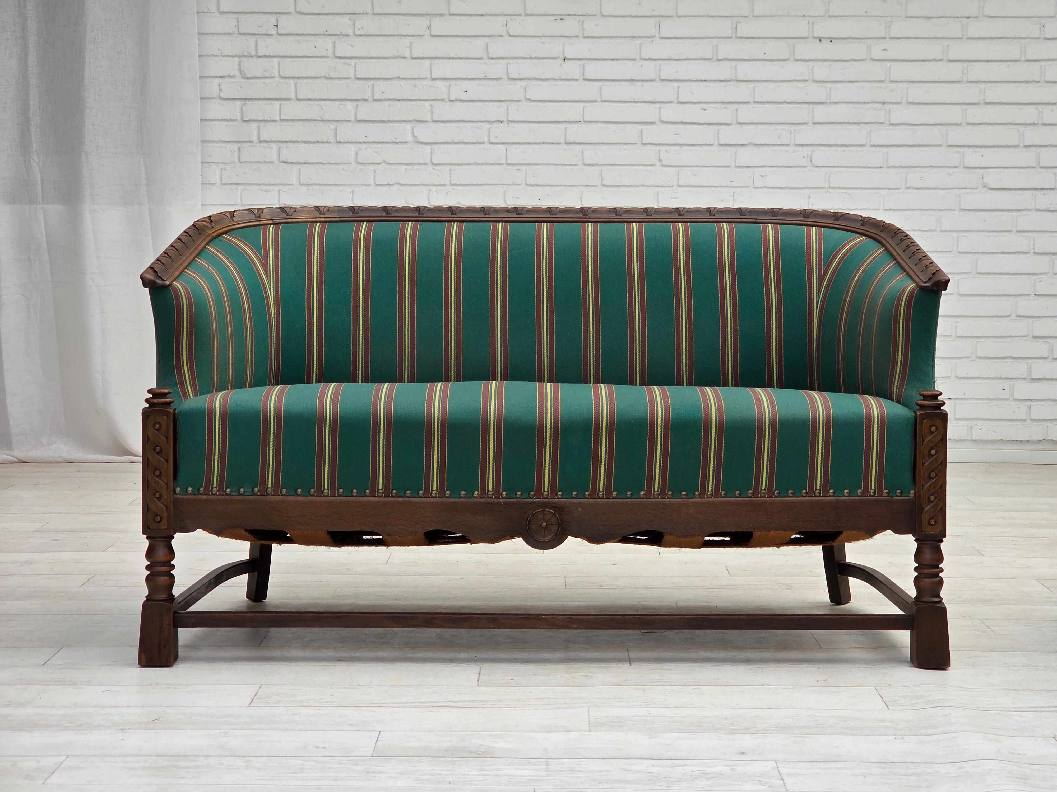 Canapé danois à deux places des années 1950. Meubles verts en tissu de laine, bois de chêne, ressorts en laiton. Bon état d'origine : pas d'odeurs, pas de taches et construction stable. Fabriqué par un fabricant de meubles danois dans les années