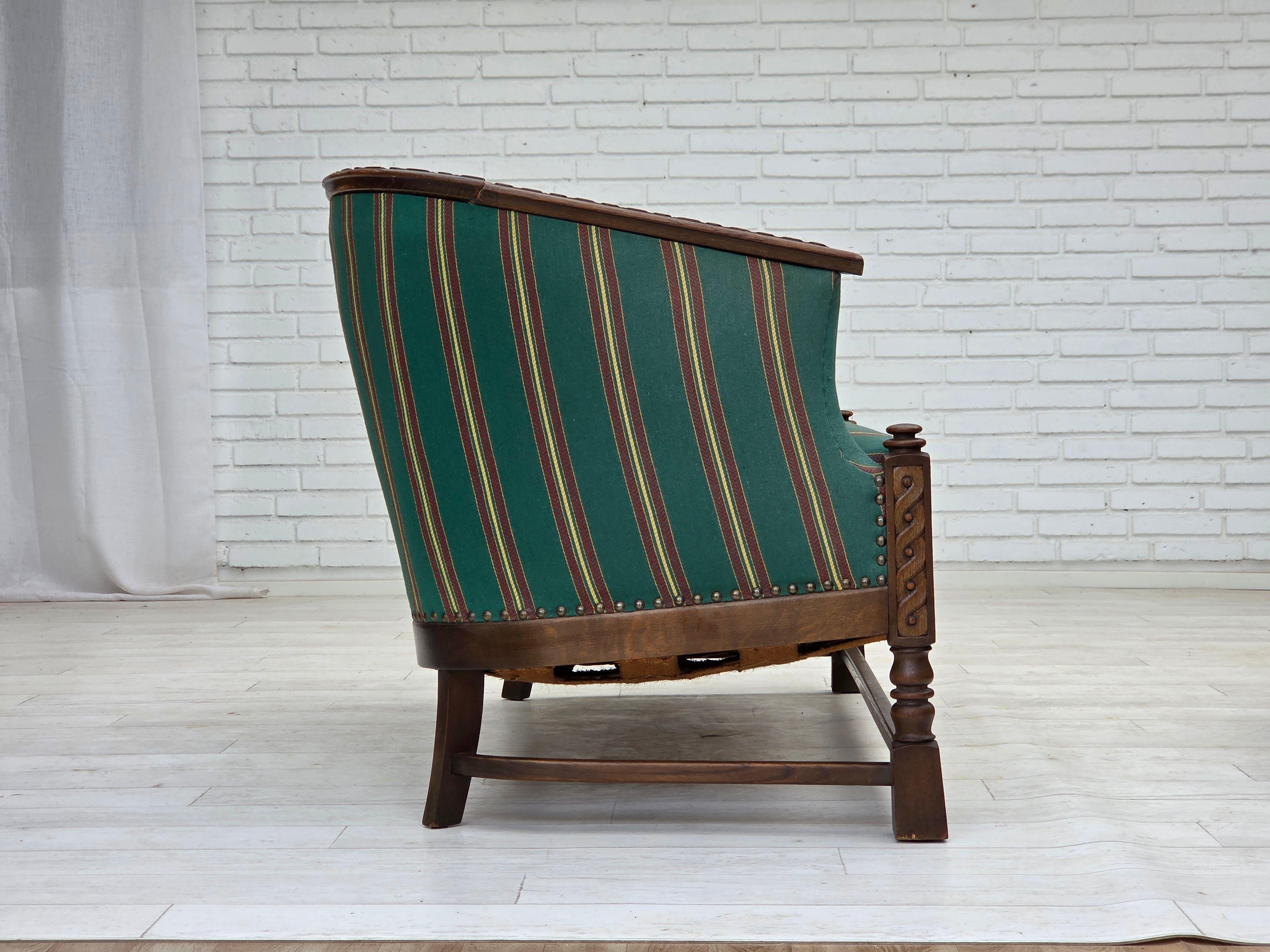 Milieu du XXe siècle Années 1950, canapé danois à 2 places, laine d'ameublement verte, bois de chêne. en vente