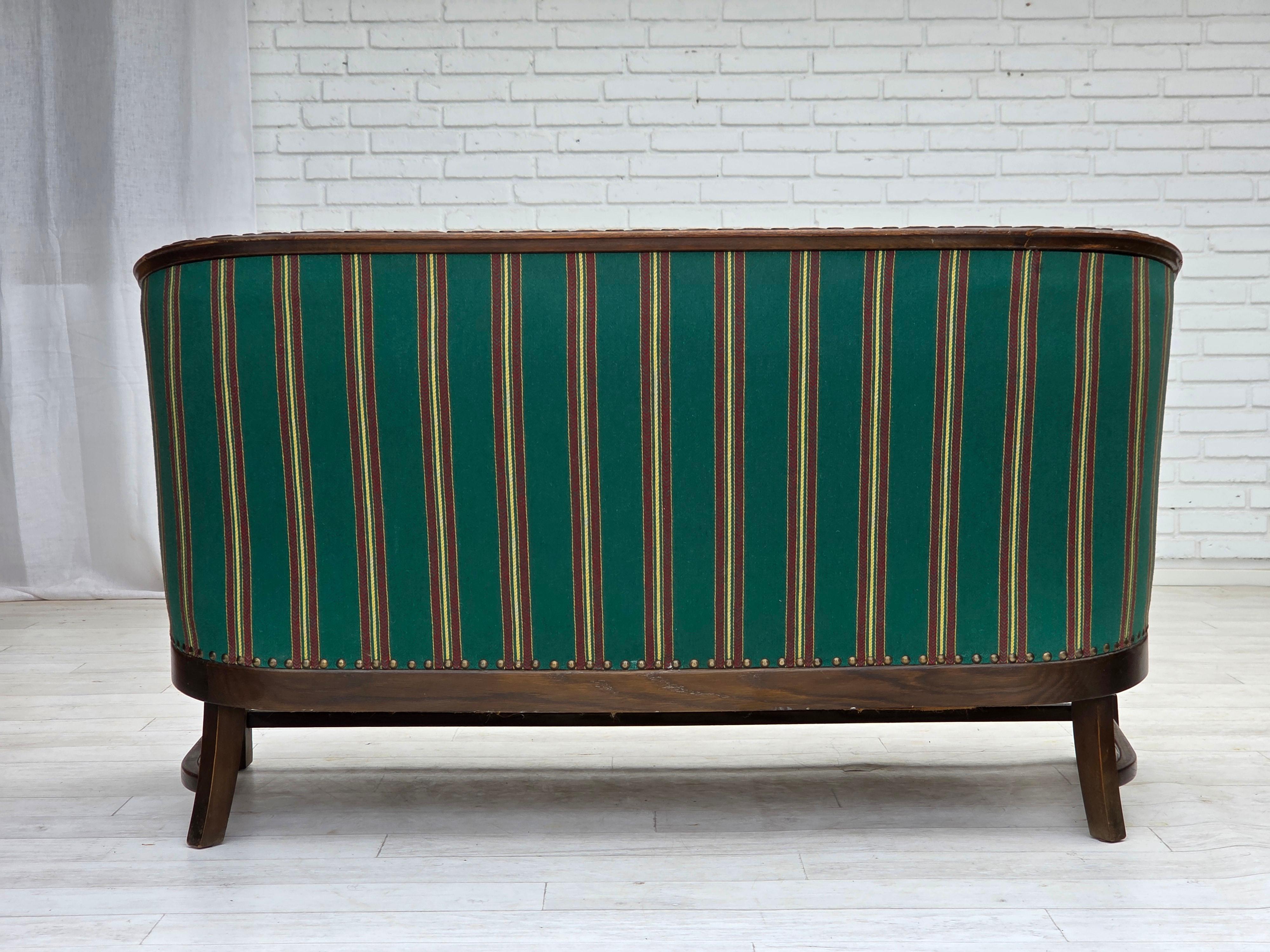 Années 1950, canapé danois à 2 places, laine d'ameublement verte, bois de chêne. en vente 1