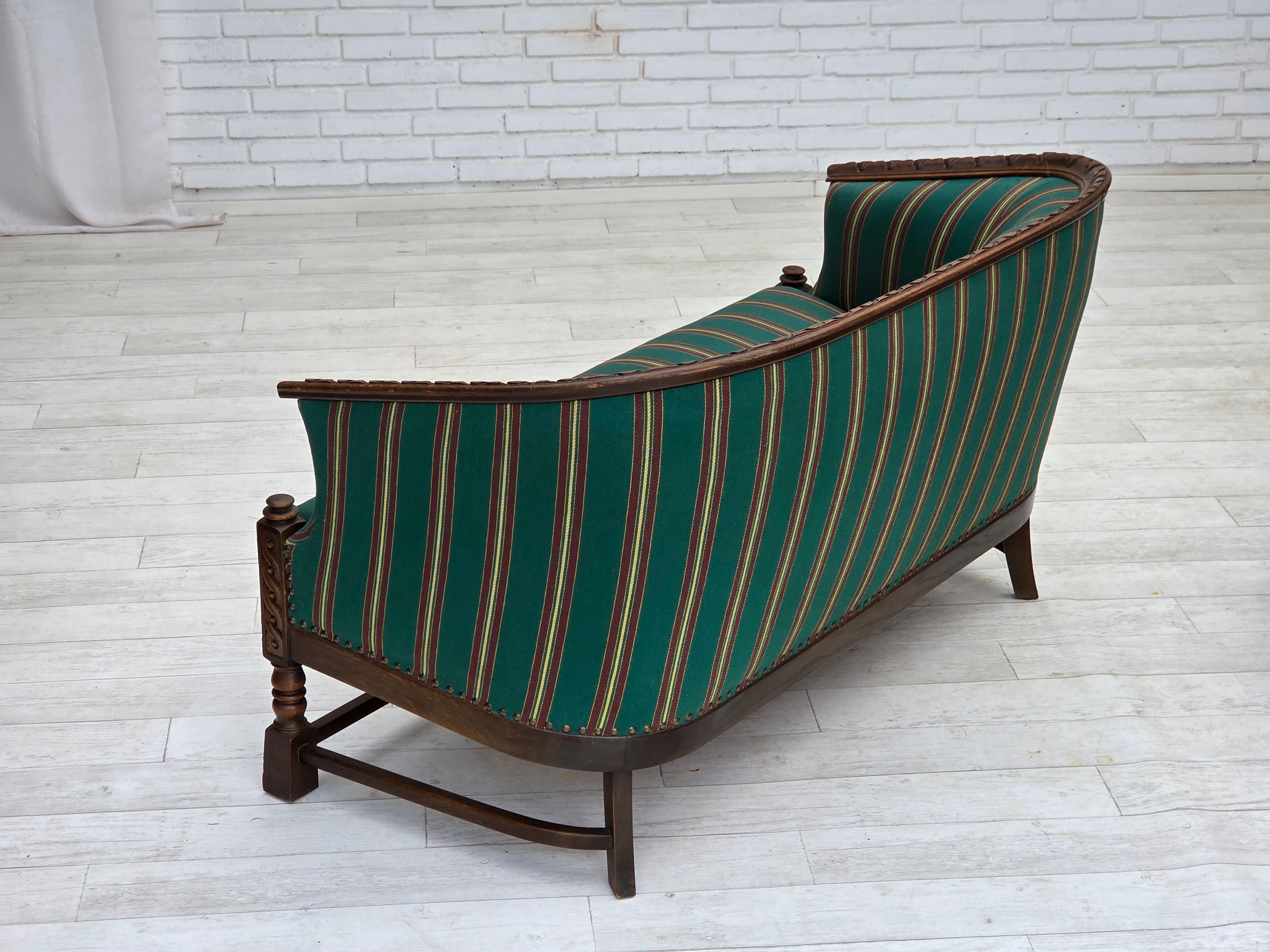 Années 1950, canapé danois à 2 places, laine d'ameublement verte, bois de chêne. en vente 2