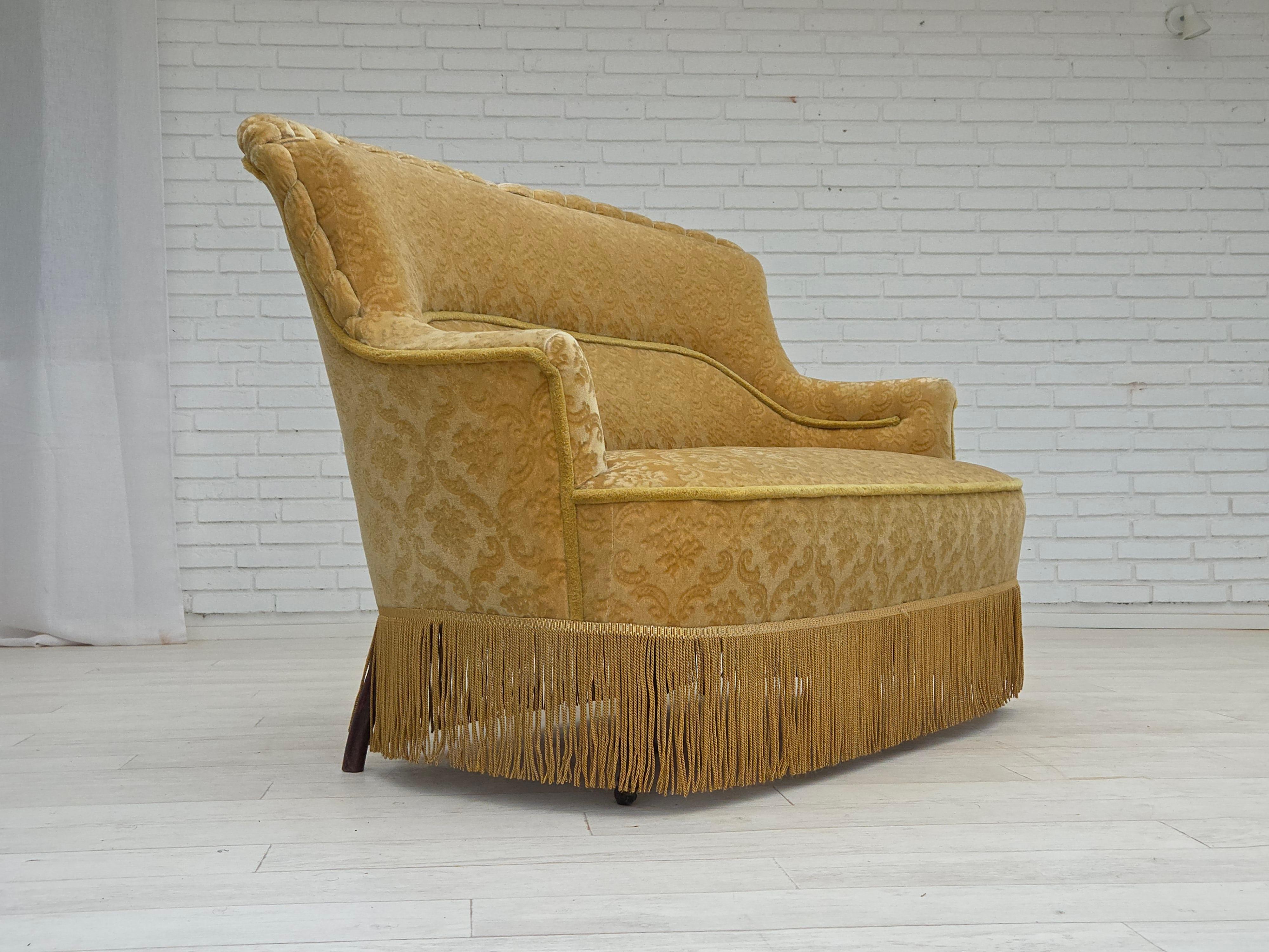 Divano danese a 2 posti degli anni '50. Velluto per mobili verde/tonalità, gambe in legno di faggio, ruote in ottone sulle gambe anteriori. Molle in ottone nel sedile. Il divano è stato tappezzato da un artigiano circa 20 anni fa. Ottime condizioni: