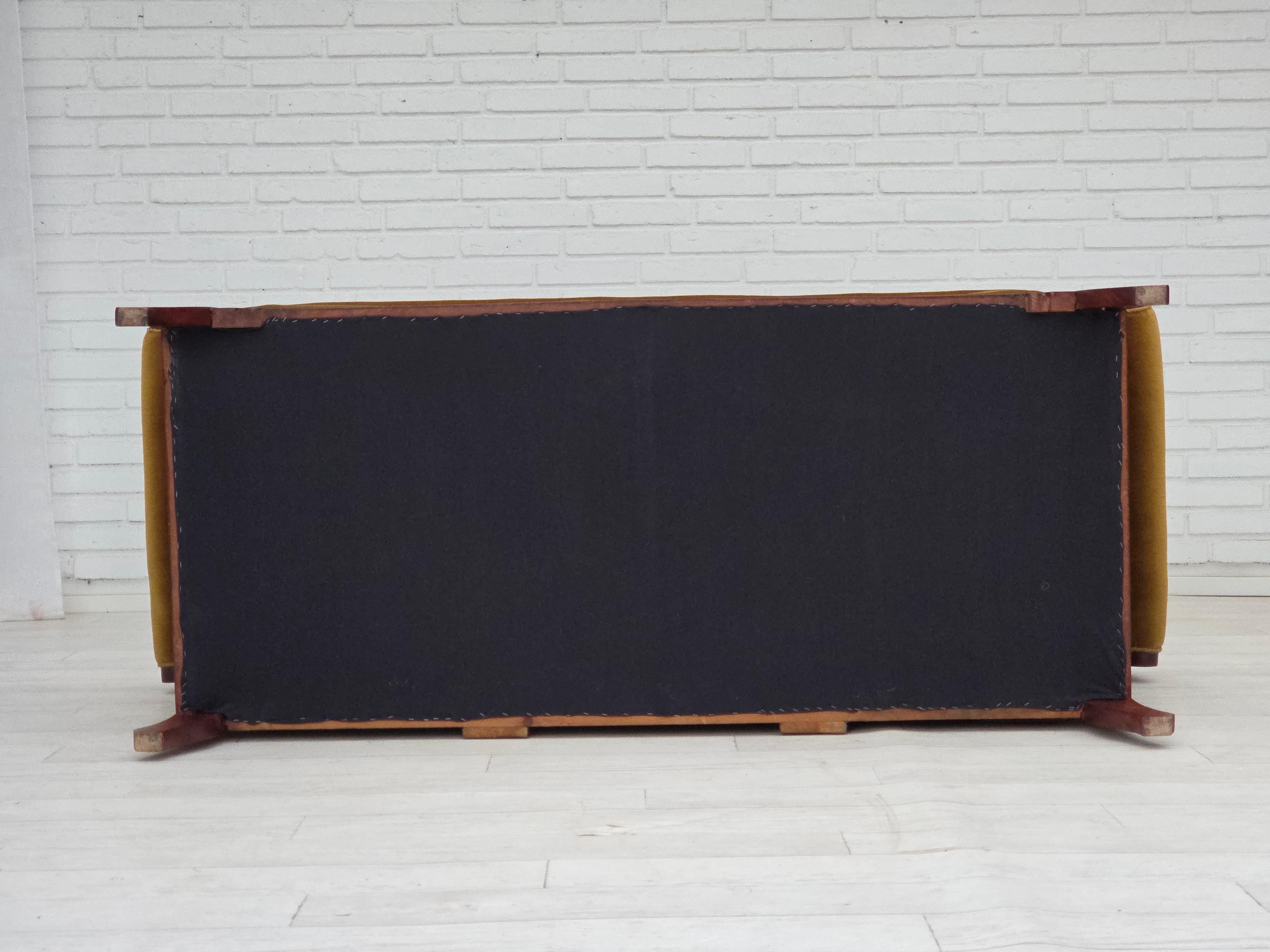 Années 1950, canapé danois 2 places de style Biedermeier, meuble en velours. en vente 10