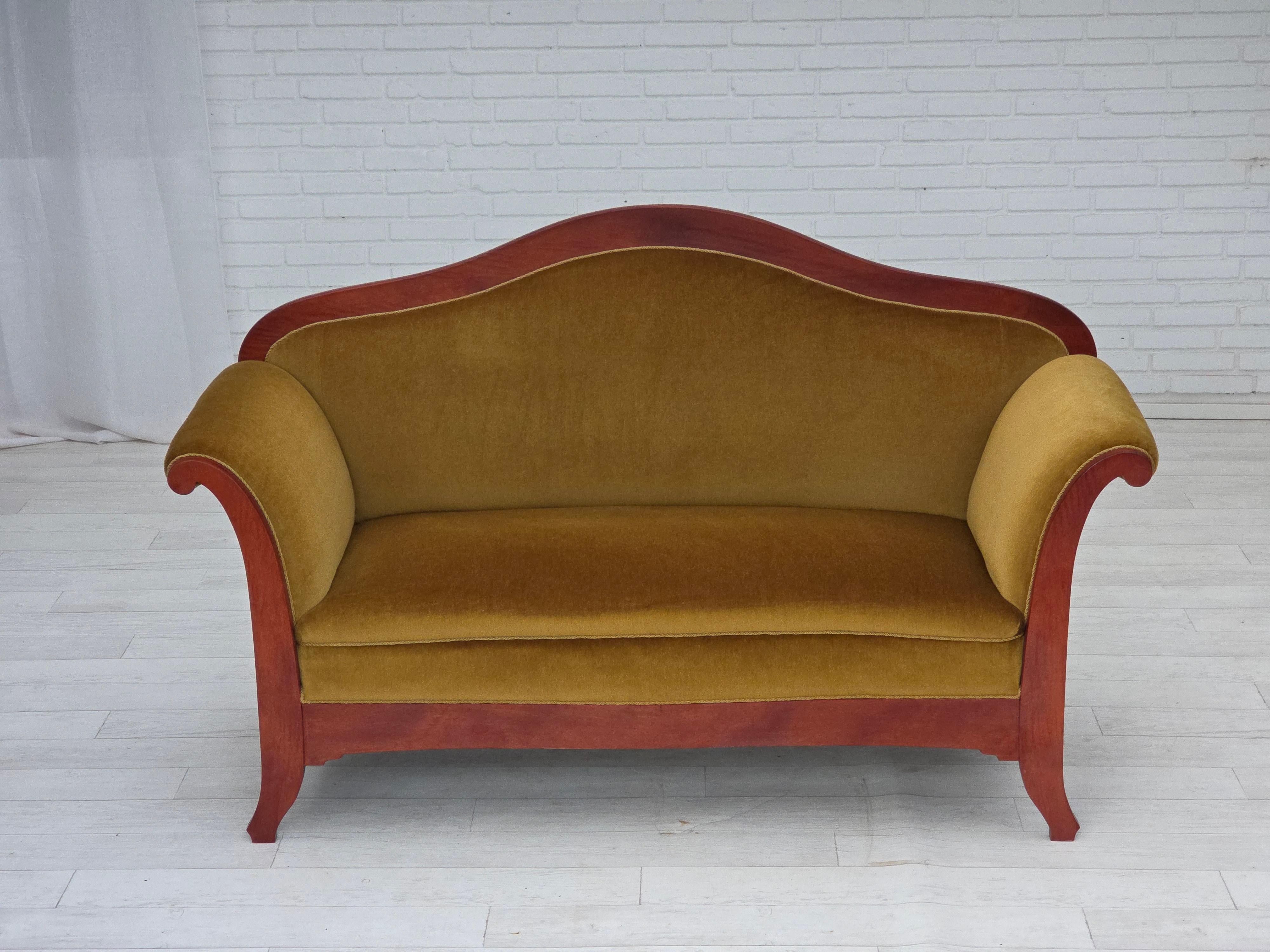 Canapé danois 2 places de style Biedermeier, années 1950. Velours d'ameublement vert, bois de frêne, ressorts en laiton dans l'assise. Le canapé a été retapissé par un artisan il y a environ 20 ans. Très bon état : pas d'odeurs, pas de taches et