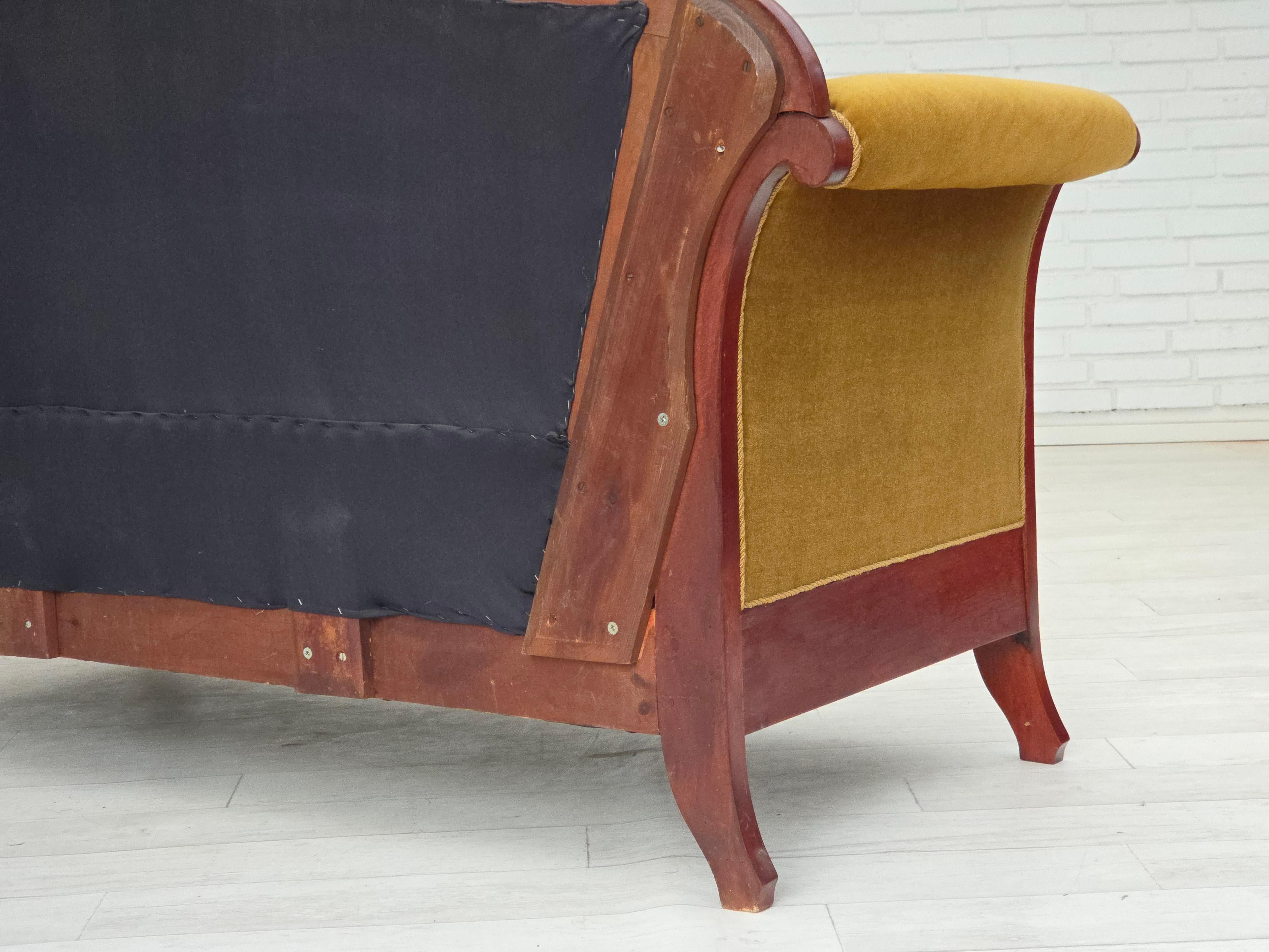 Années 1950, canapé danois 2 places de style Biedermeier, meuble en velours. en vente 13