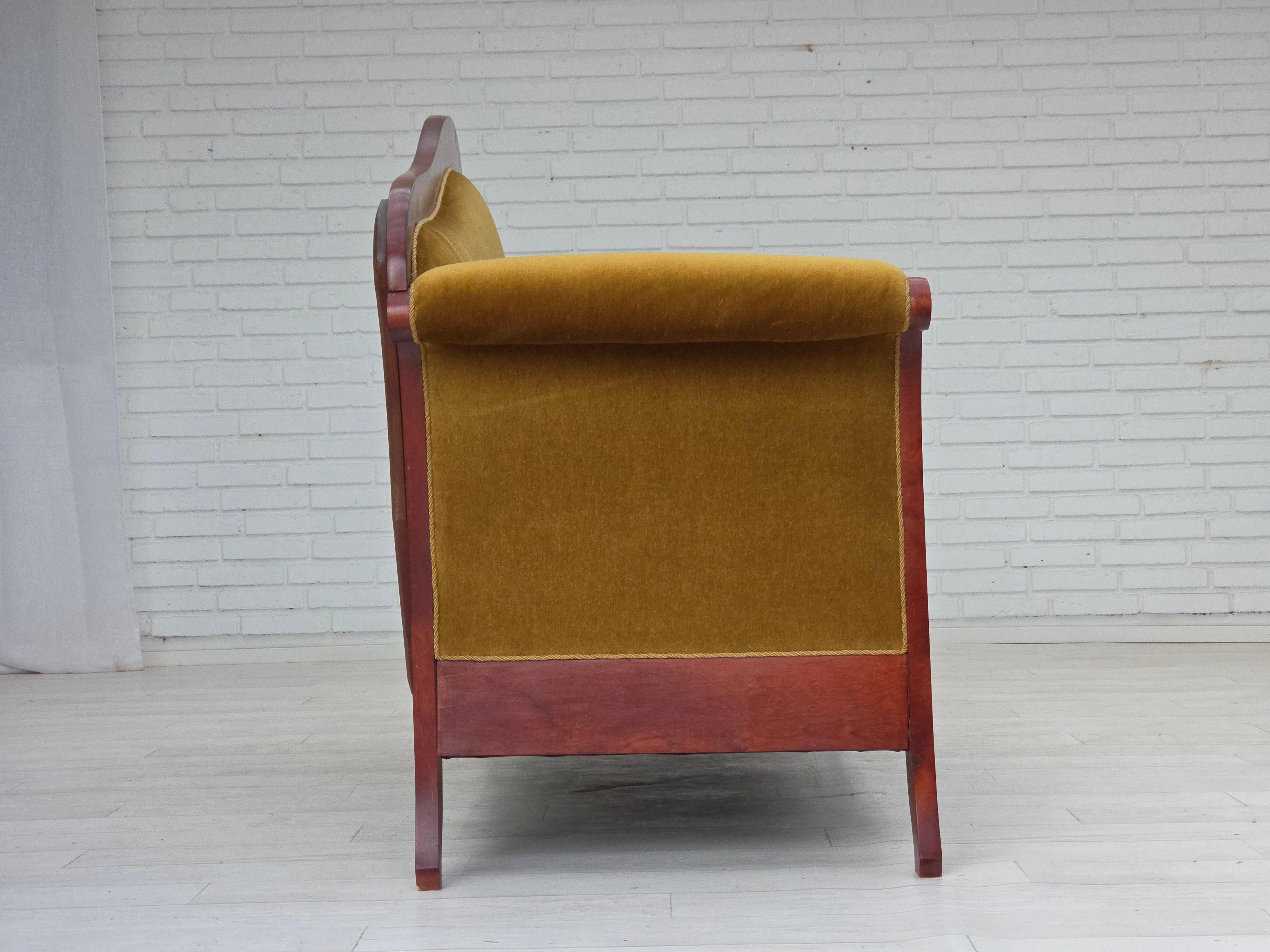 Danois Années 1950, canapé danois 2 places de style Biedermeier, meuble en velours. en vente