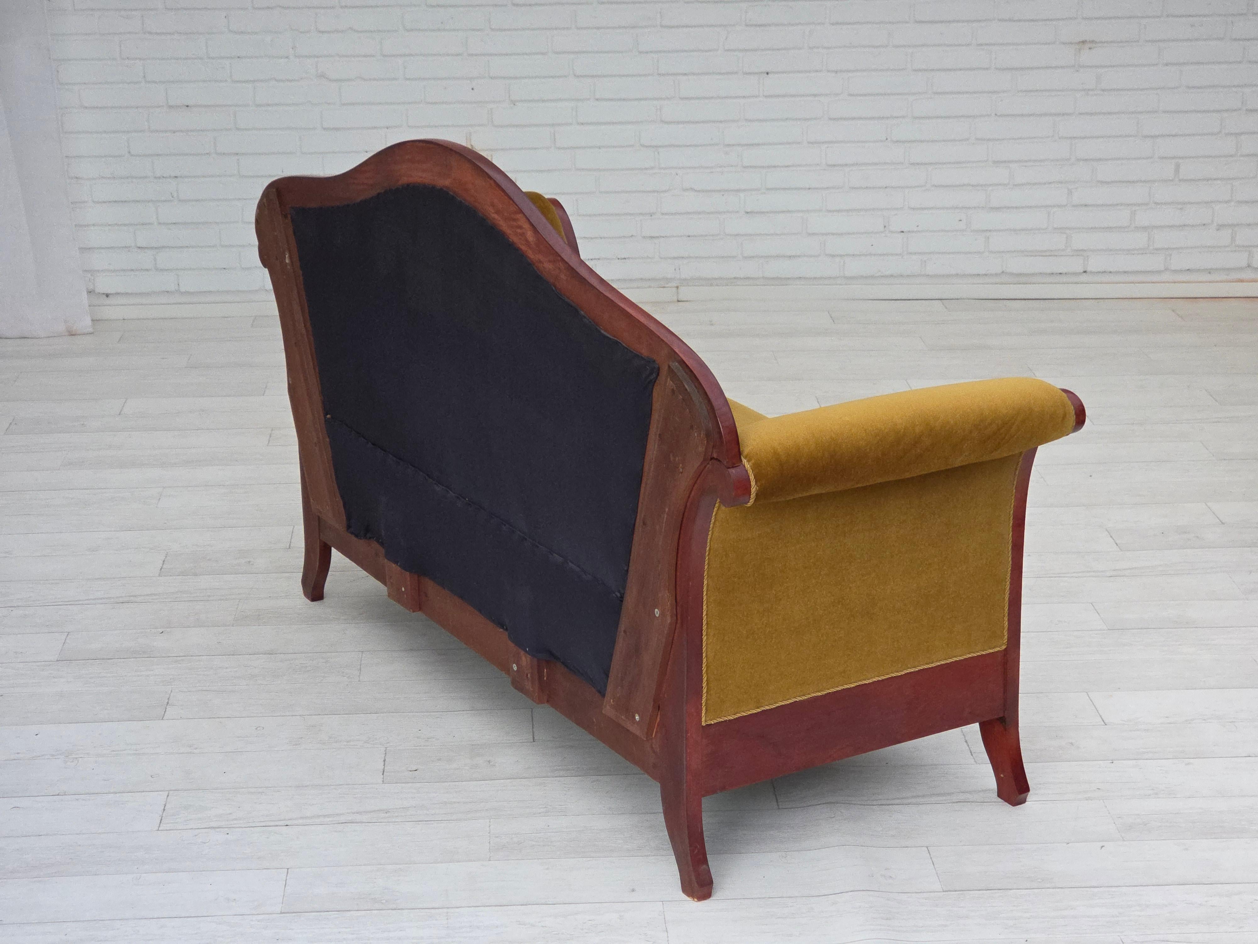 Années 1950, canapé danois 2 places de style Biedermeier, meuble en velours. Bon état - En vente à Tarm, 82