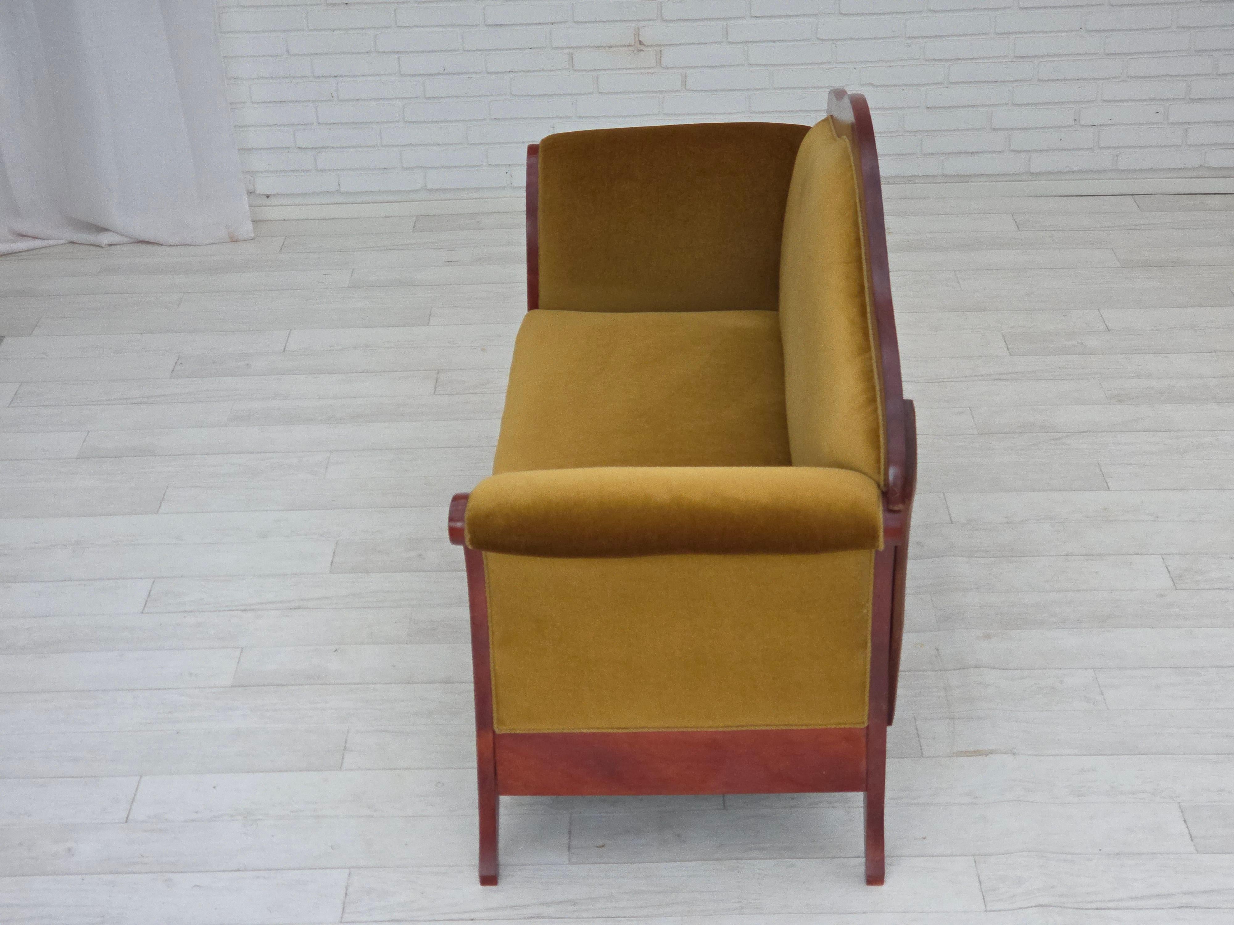 Années 1950, canapé danois 2 places de style Biedermeier, meuble en velours. en vente 1
