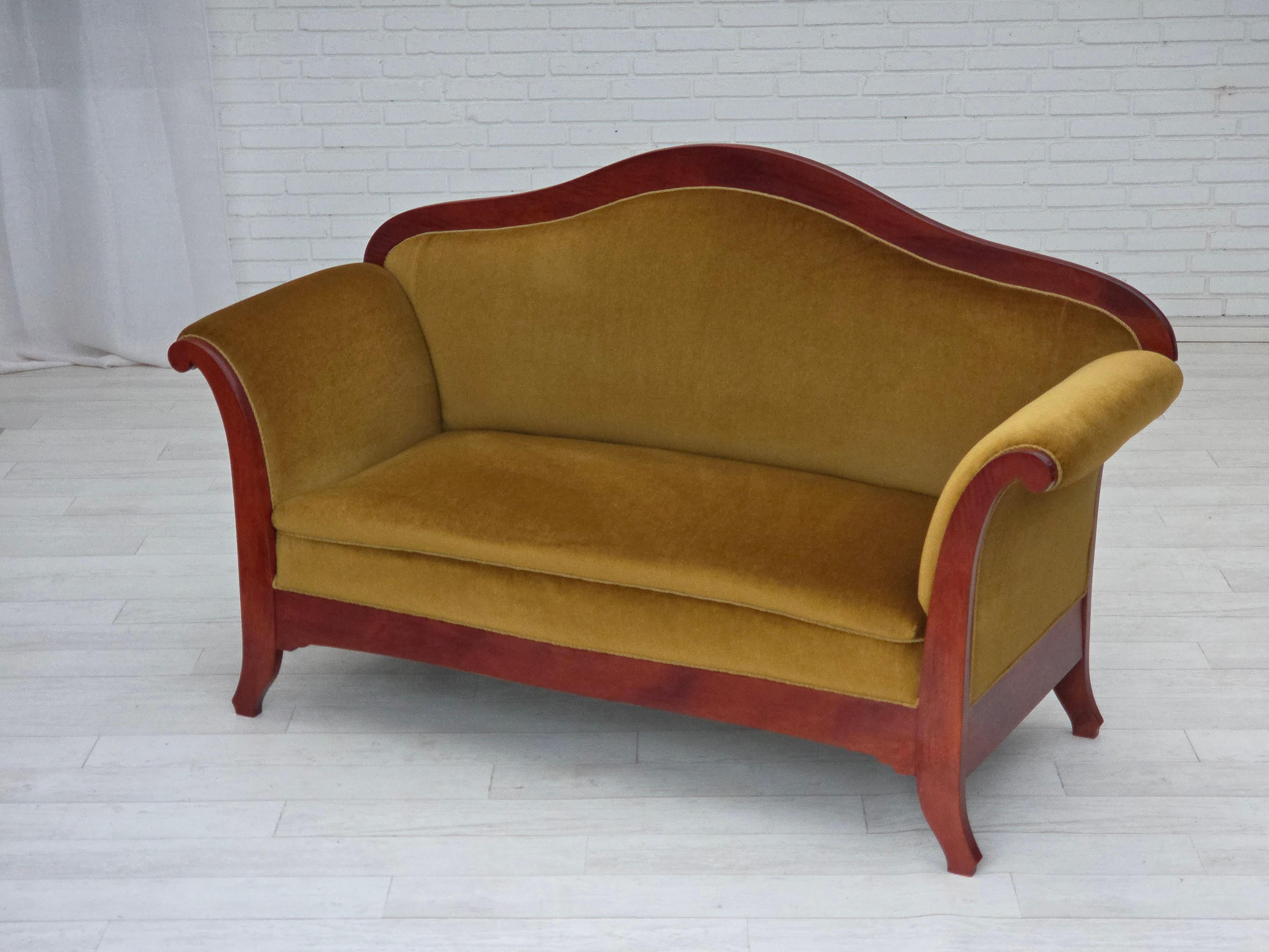 Années 1950, canapé danois 2 places de style Biedermeier, meuble en velours. en vente 2