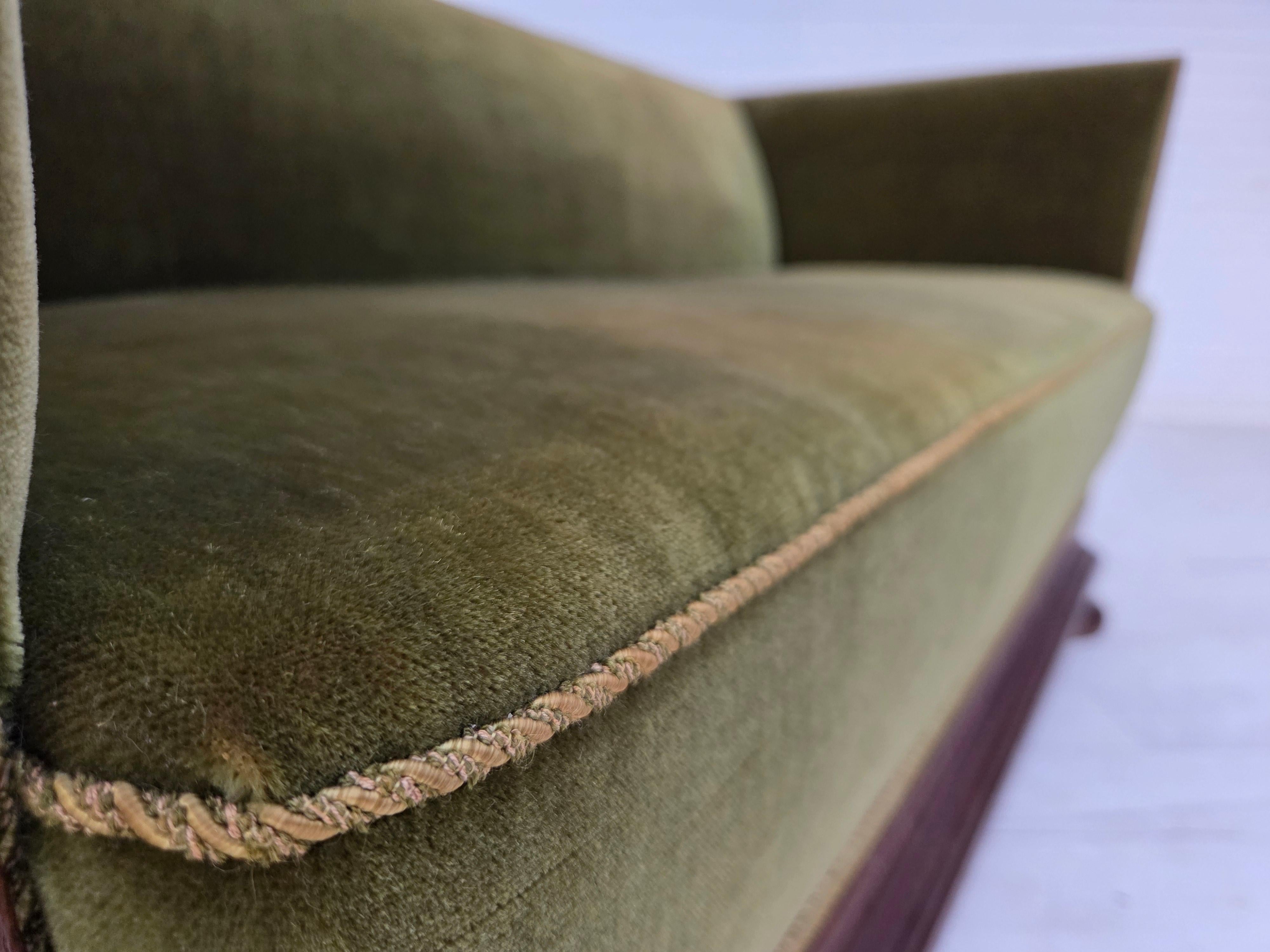 1950s, Danish 2-seater sofa, original green furniture velour, oak wood. in vendita 3