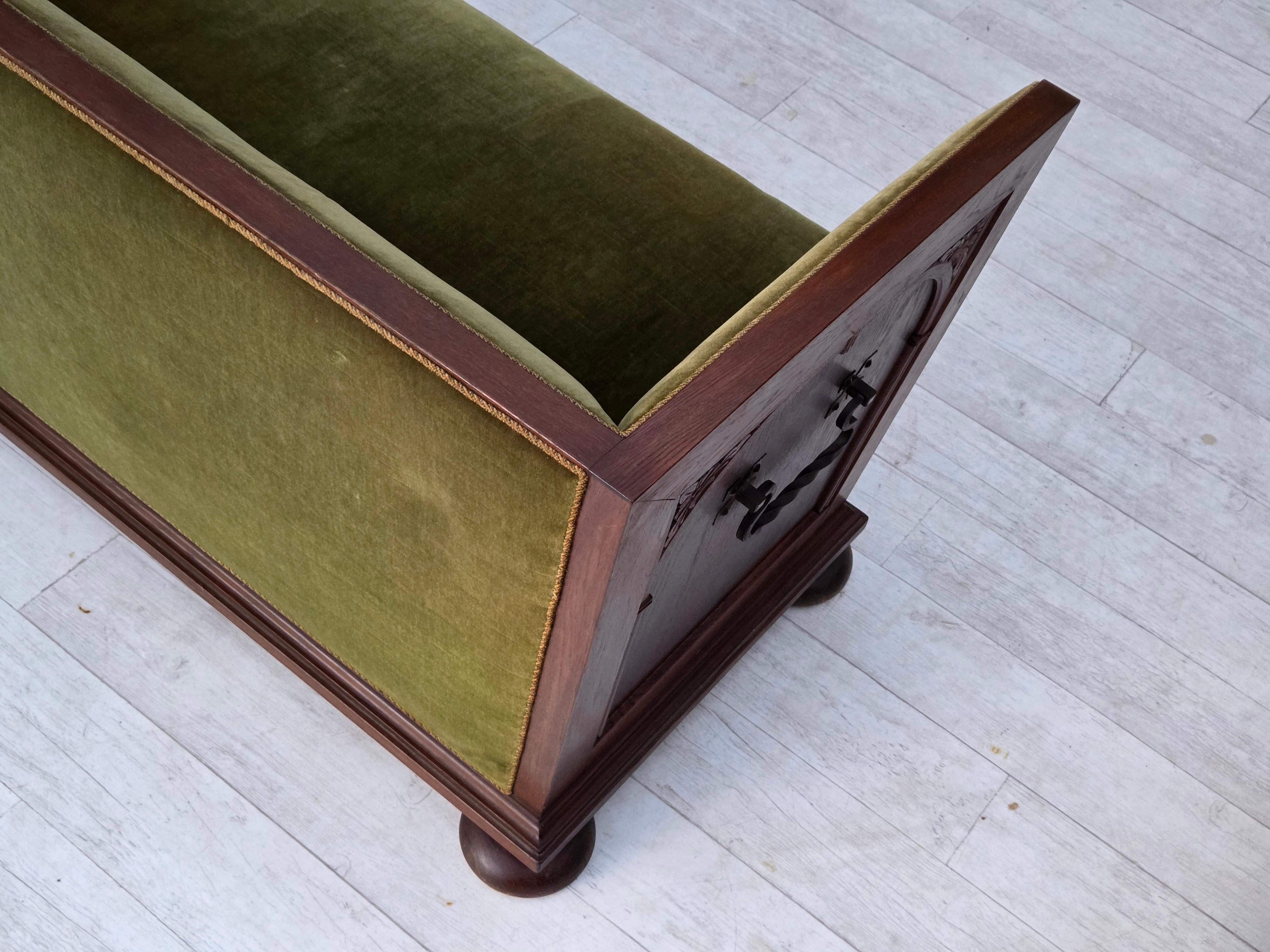 1950s, Danish 2-seater sofa, original green furniture velour, oak wood. in vendita 6