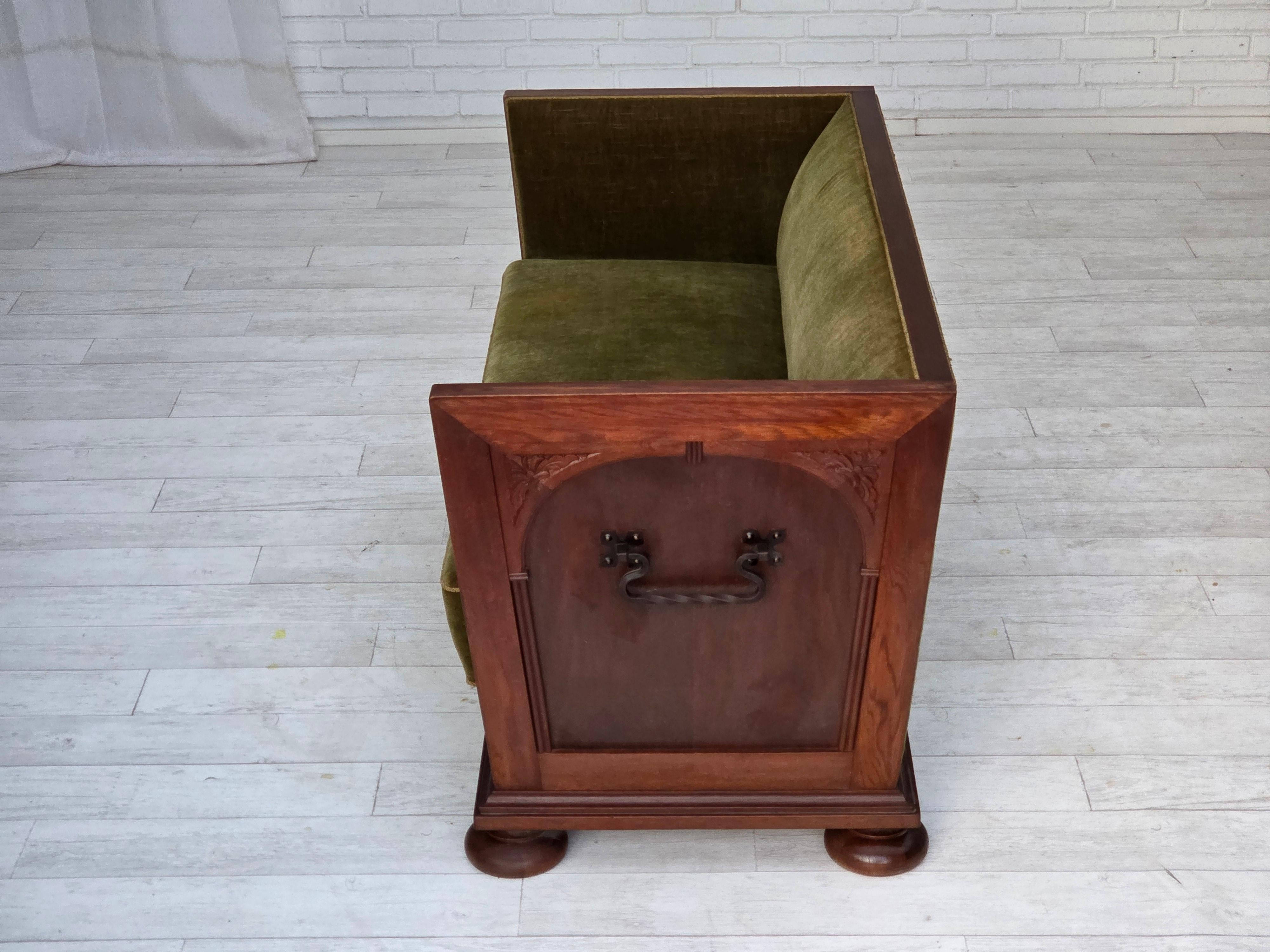 1950s, Danish 2-seater sofa, original green furniture velour, oak wood. in vendita 8