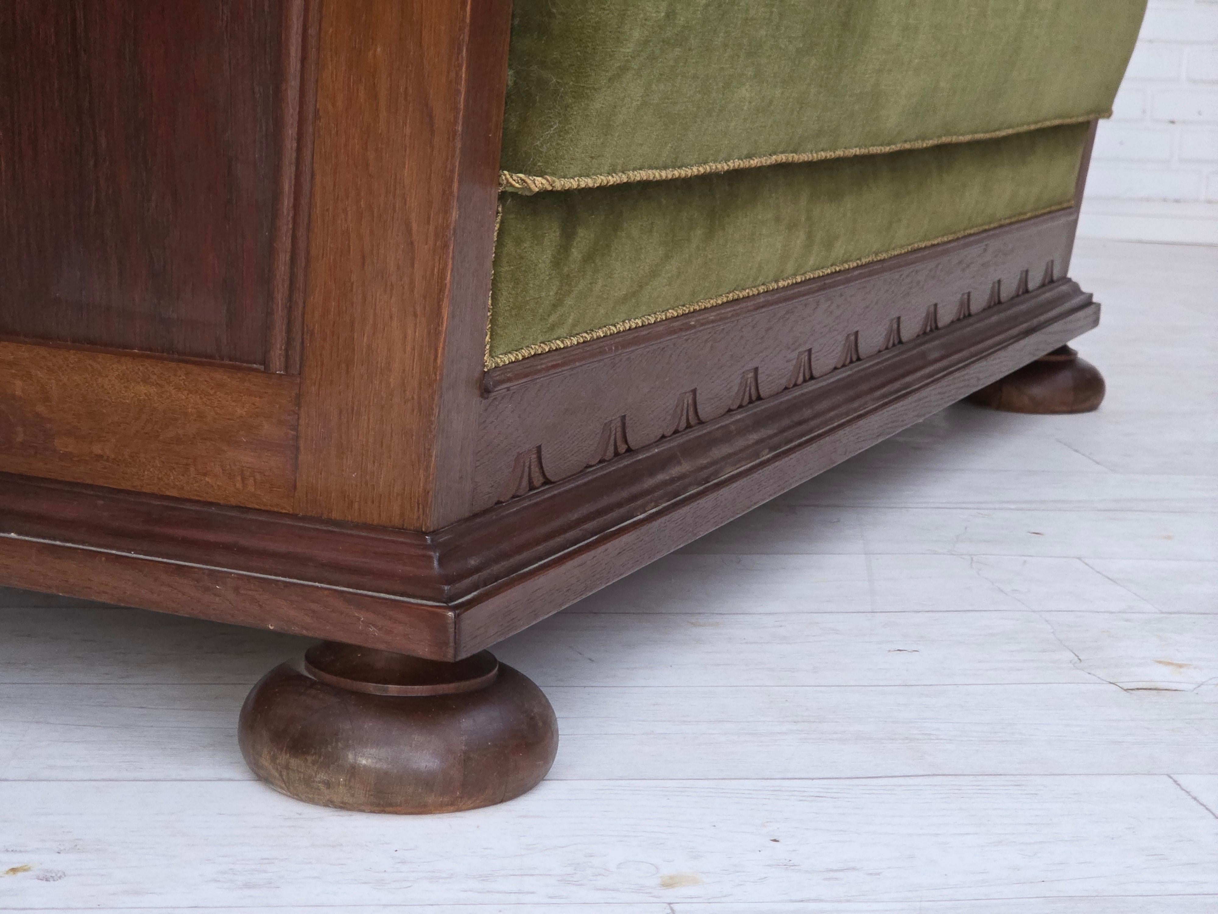 1950s, Danish 2-seater sofa, original green furniture velour, oak wood. in vendita 11