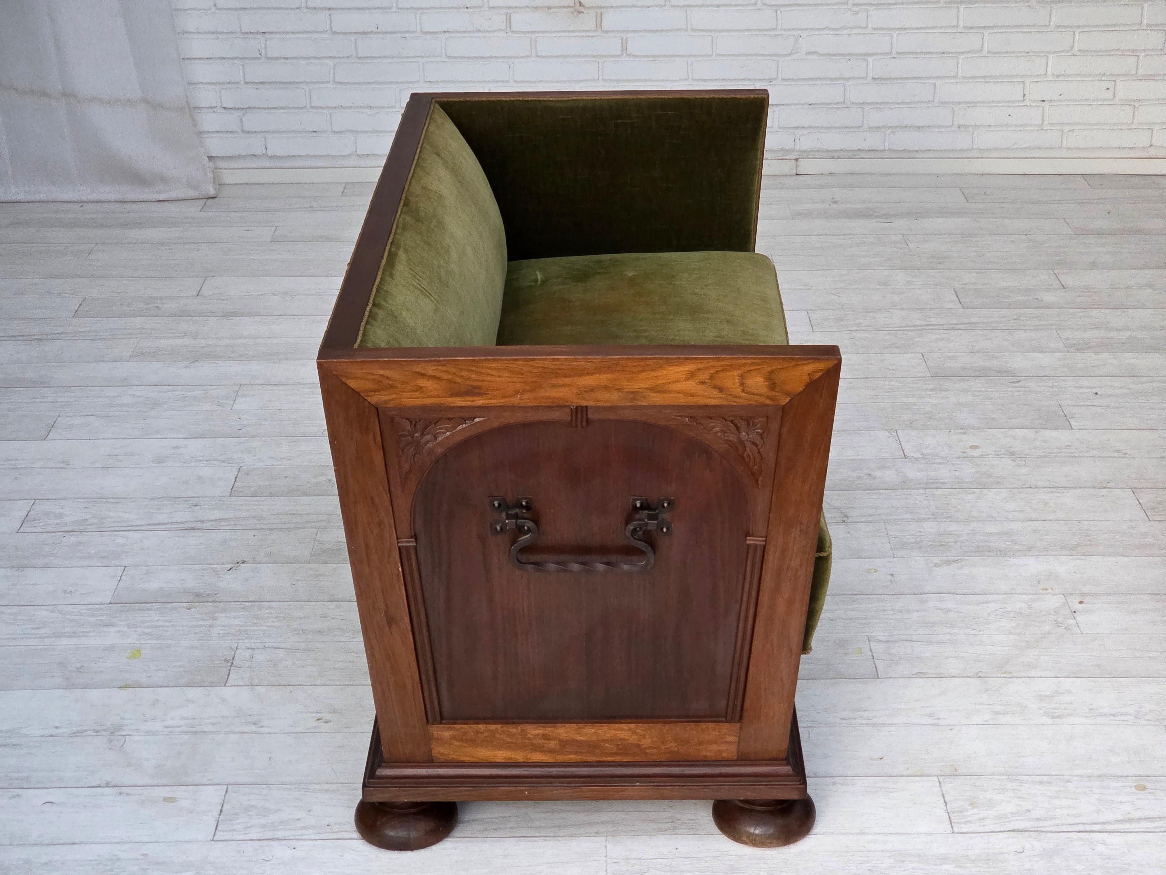 Scandinavo moderno 1950s, Danish 2-seater sofa, original green furniture velour, oak wood. in vendita