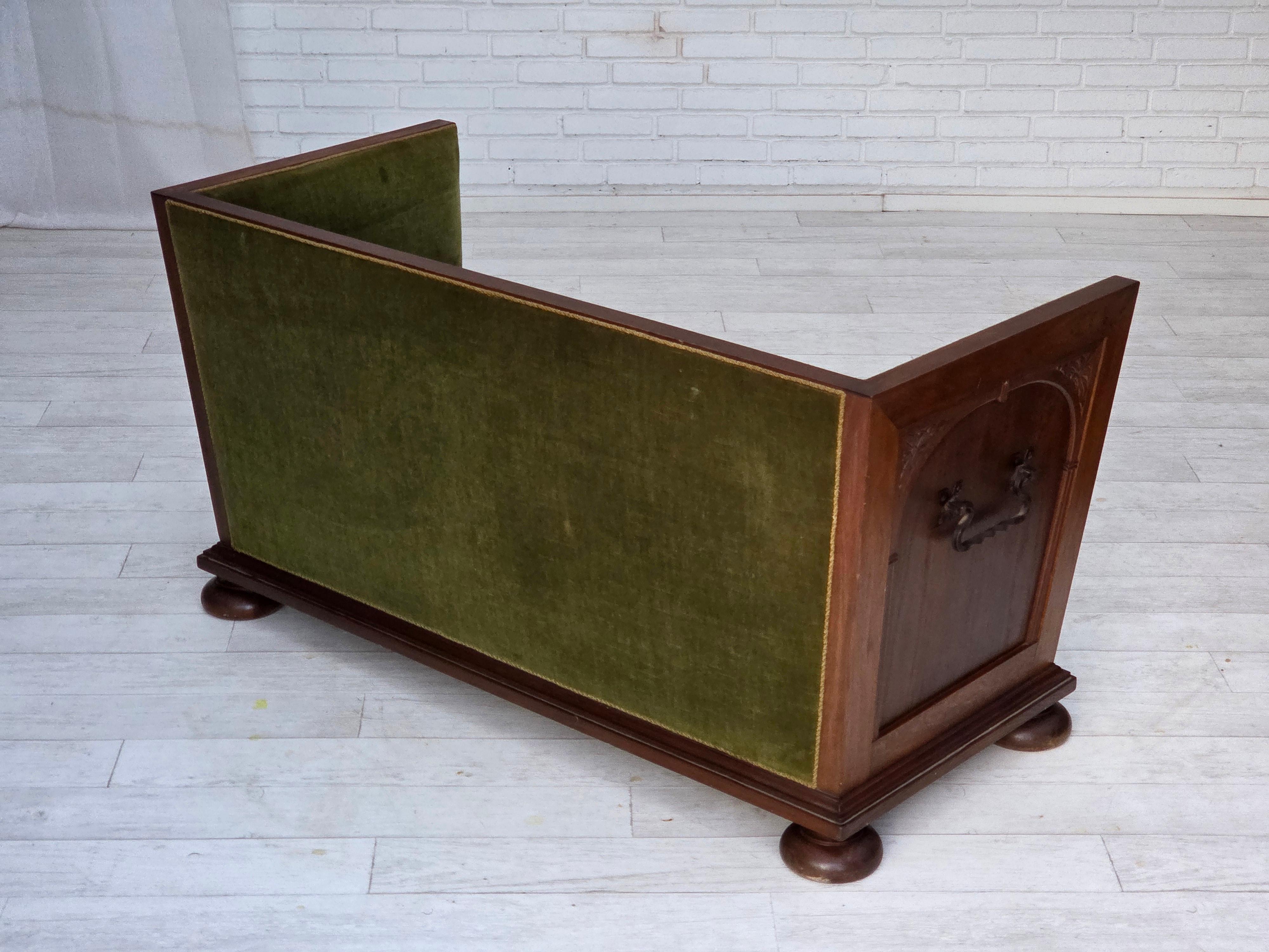 1950s, Danish 2-seater sofa, original green furniture velour, oak wood. In condizioni buone in vendita a Tarm, 82