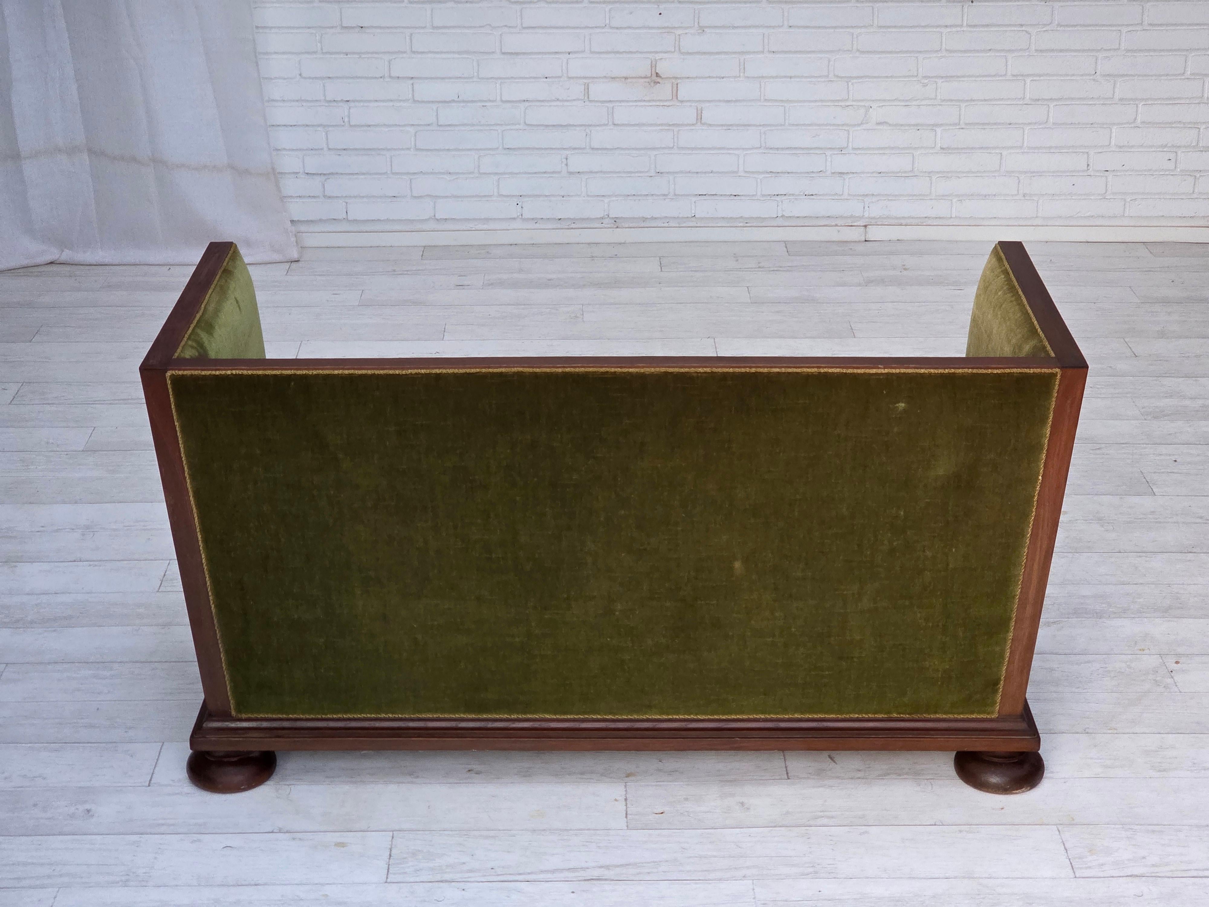 Metà XX secolo 1950s, Danish 2-seater sofa, original green furniture velour, oak wood. in vendita