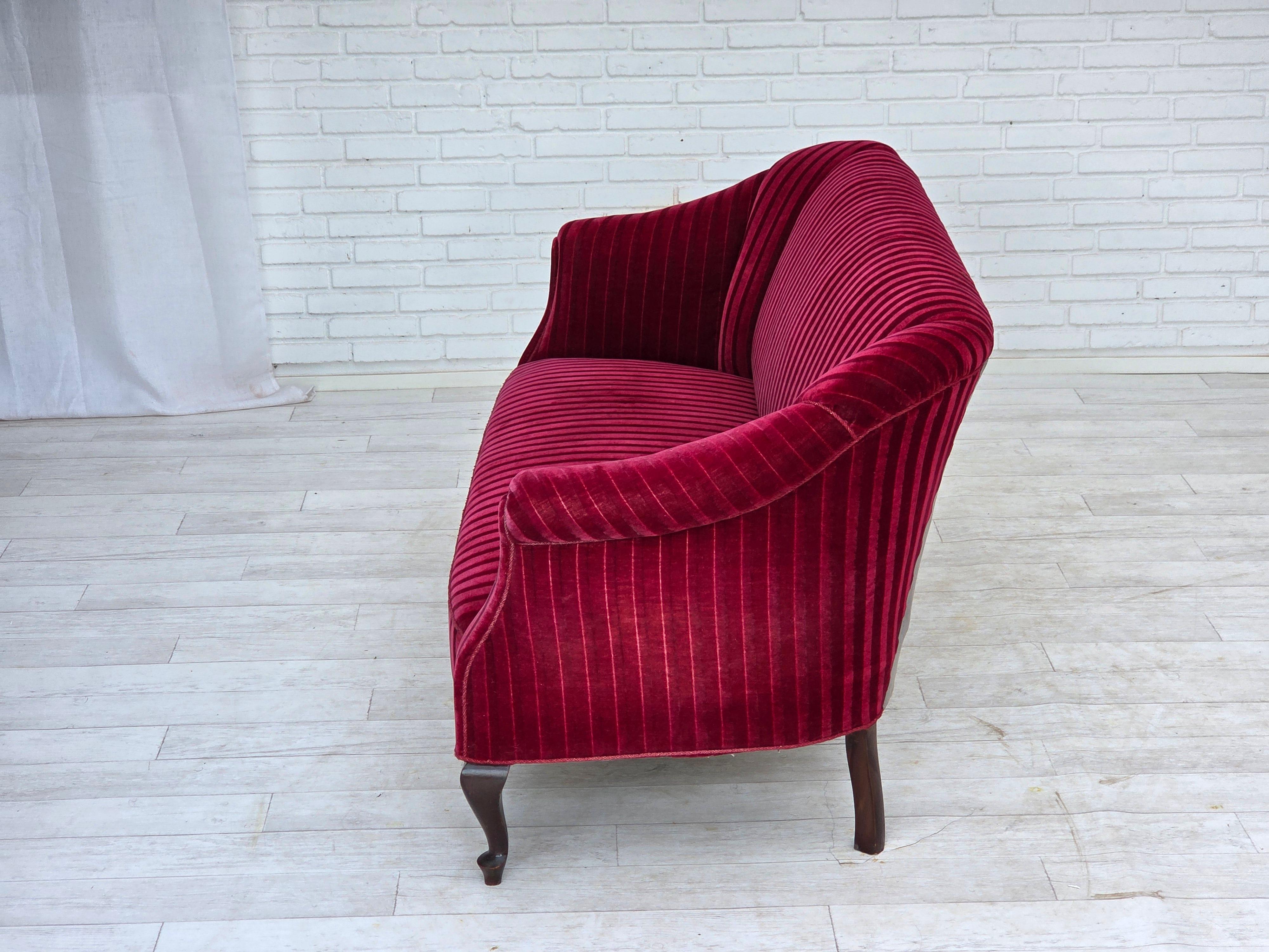 Divano danese a 2 posti degli anni '50, velluto rosso da arredamento, gambe in legno di frassino. in vendita 3