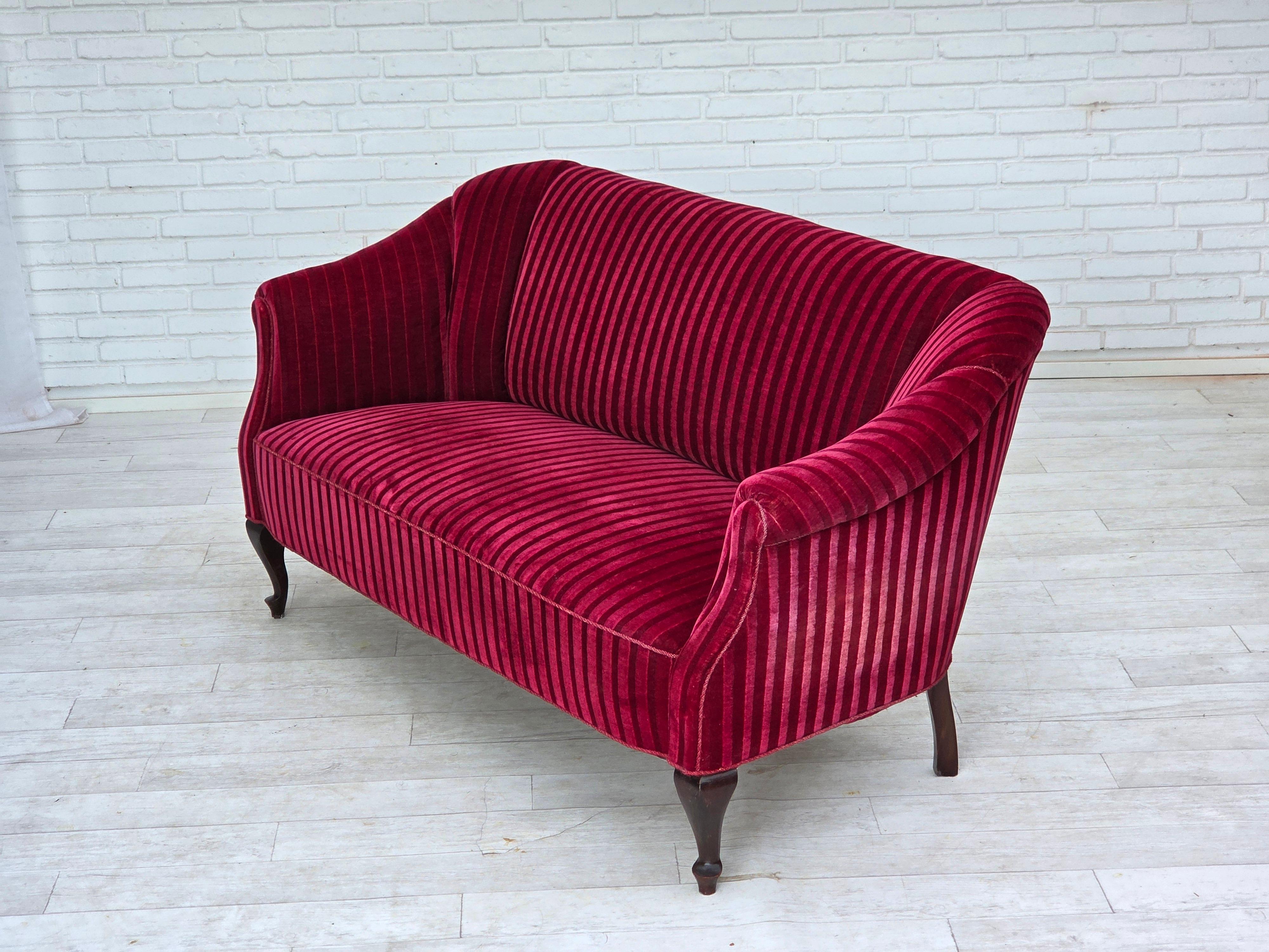 Divano danese a 2 posti degli anni '50, velluto rosso da arredamento, gambe in legno di frassino. in vendita 4