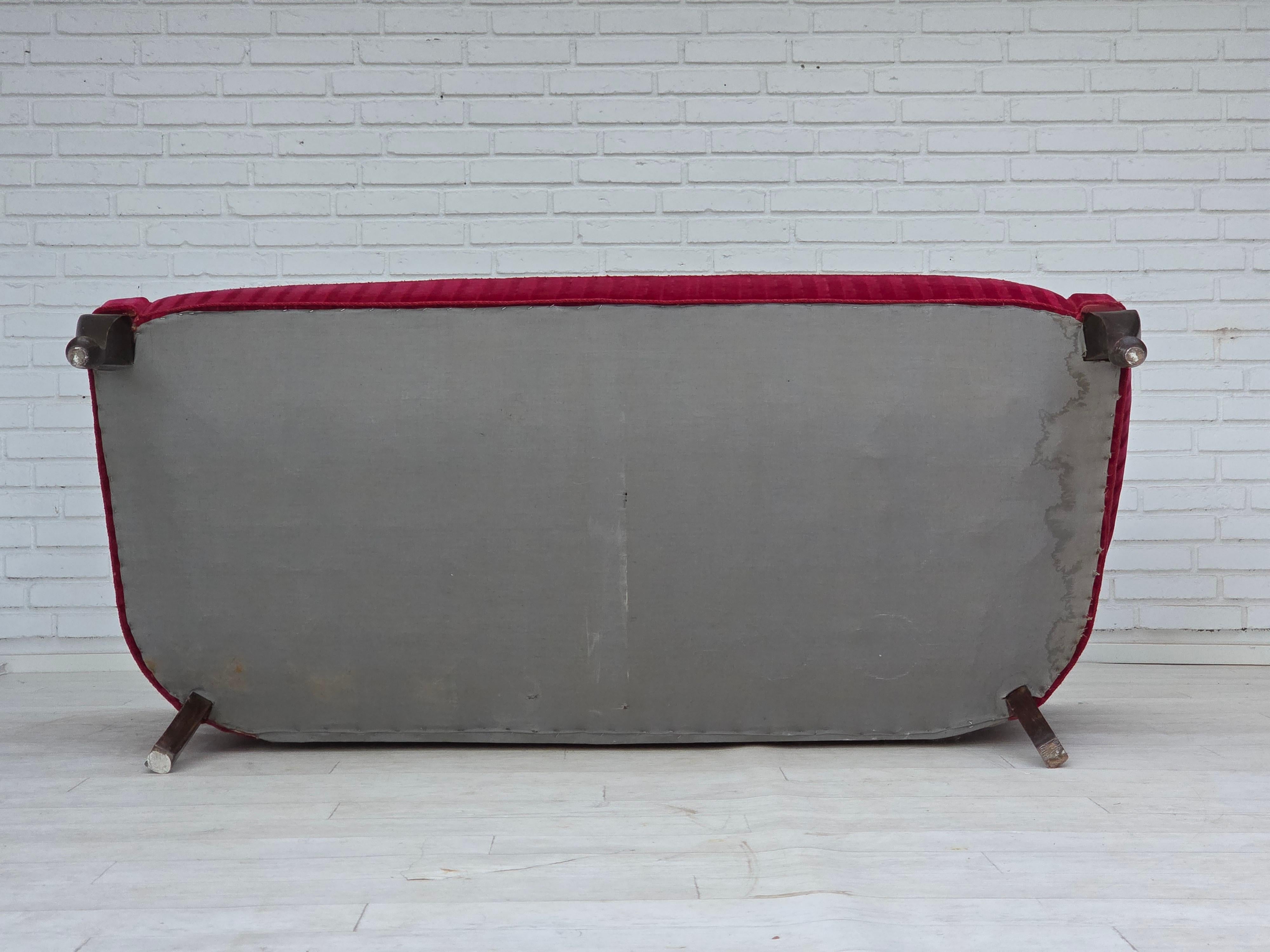 Divano danese a 2 posti degli anni '50, velluto rosso da arredamento, gambe in legno di frassino. in vendita 5