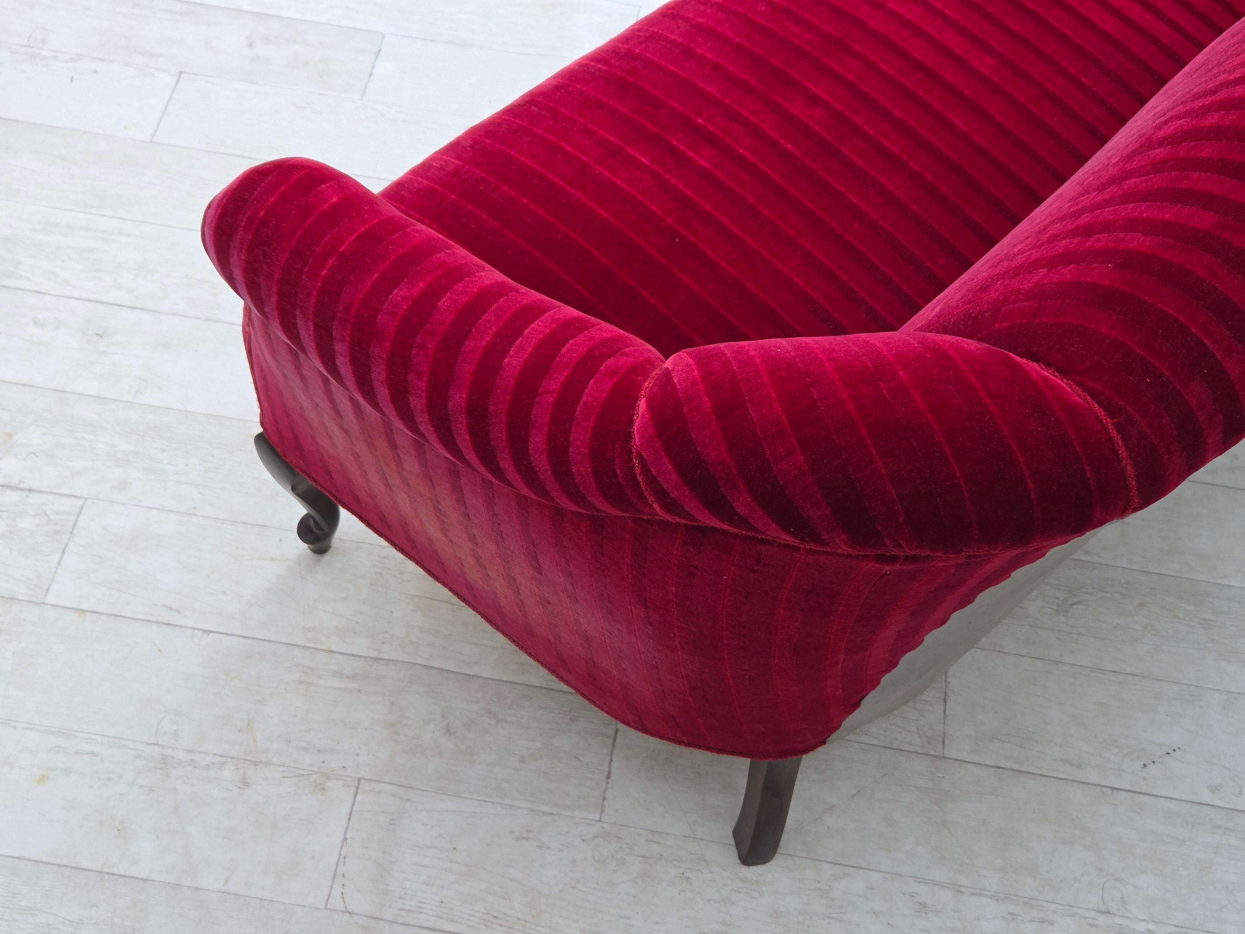 Divano danese a 2 posti degli anni '50, velluto rosso da arredamento, gambe in legno di frassino. in vendita 6