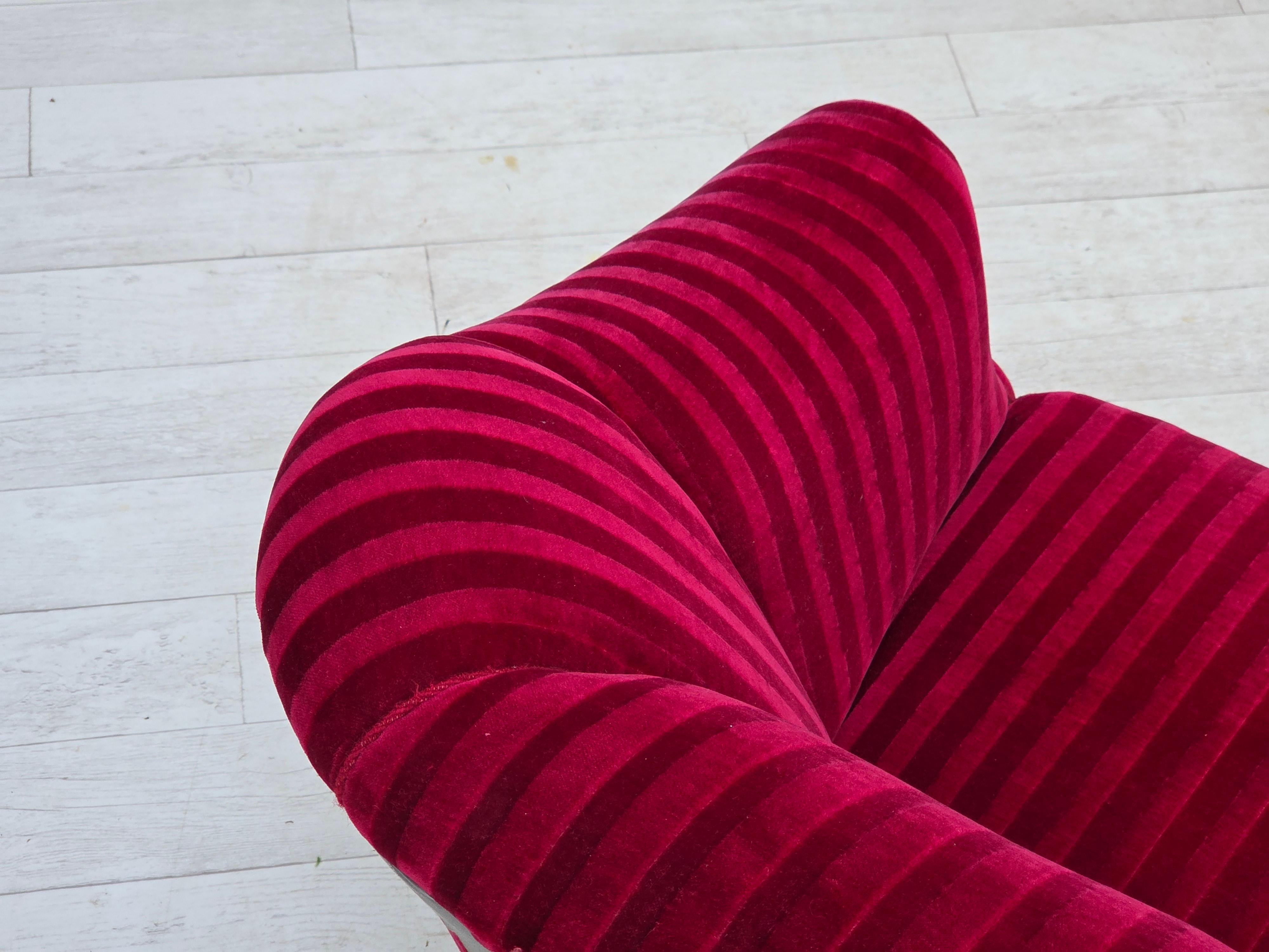 Divano danese a 2 posti degli anni '50, velluto rosso da arredamento, gambe in legno di frassino. in vendita 7