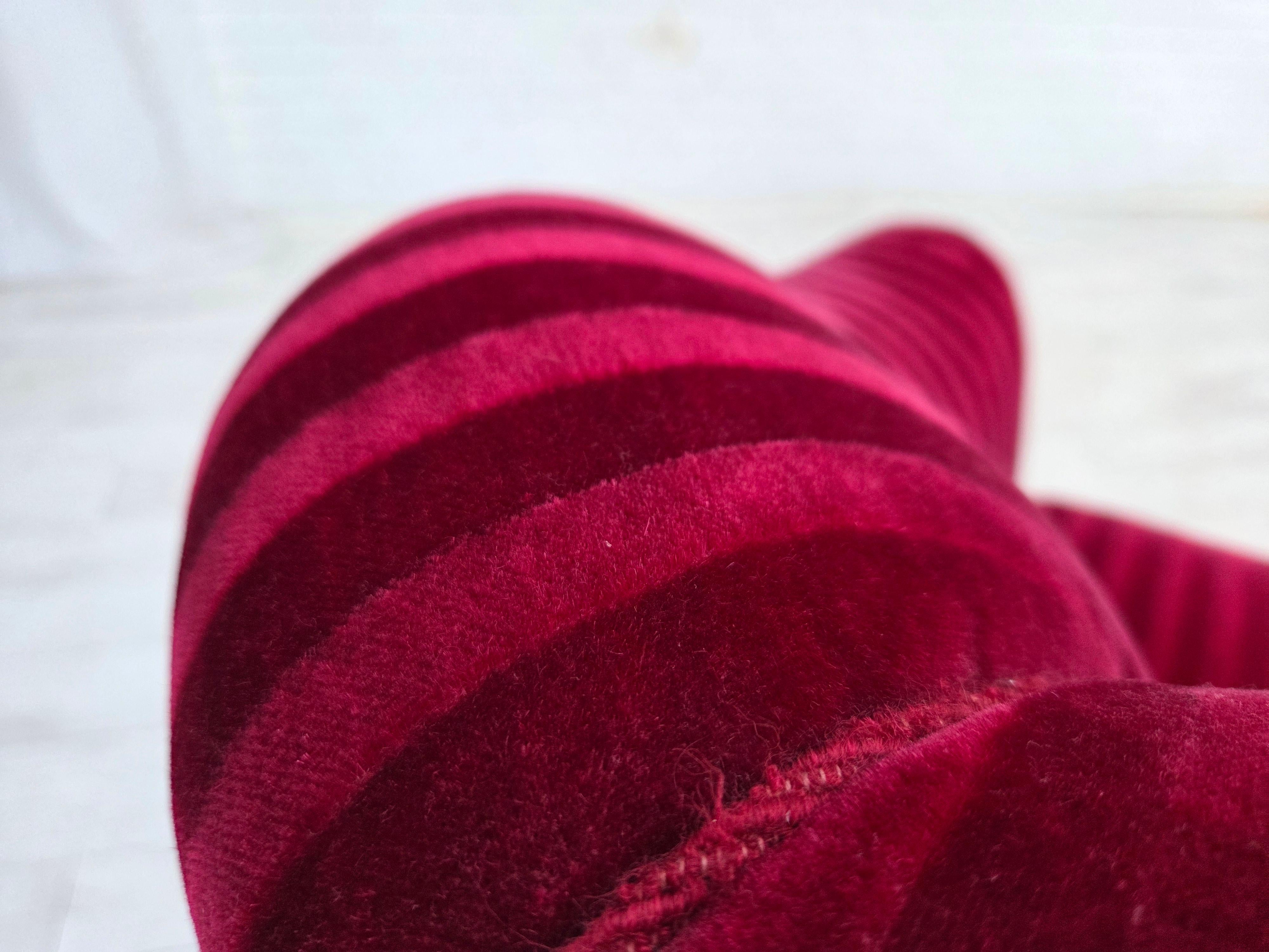 Divano danese a 2 posti degli anni '50, velluto rosso da arredamento, gambe in legno di frassino. in vendita 8
