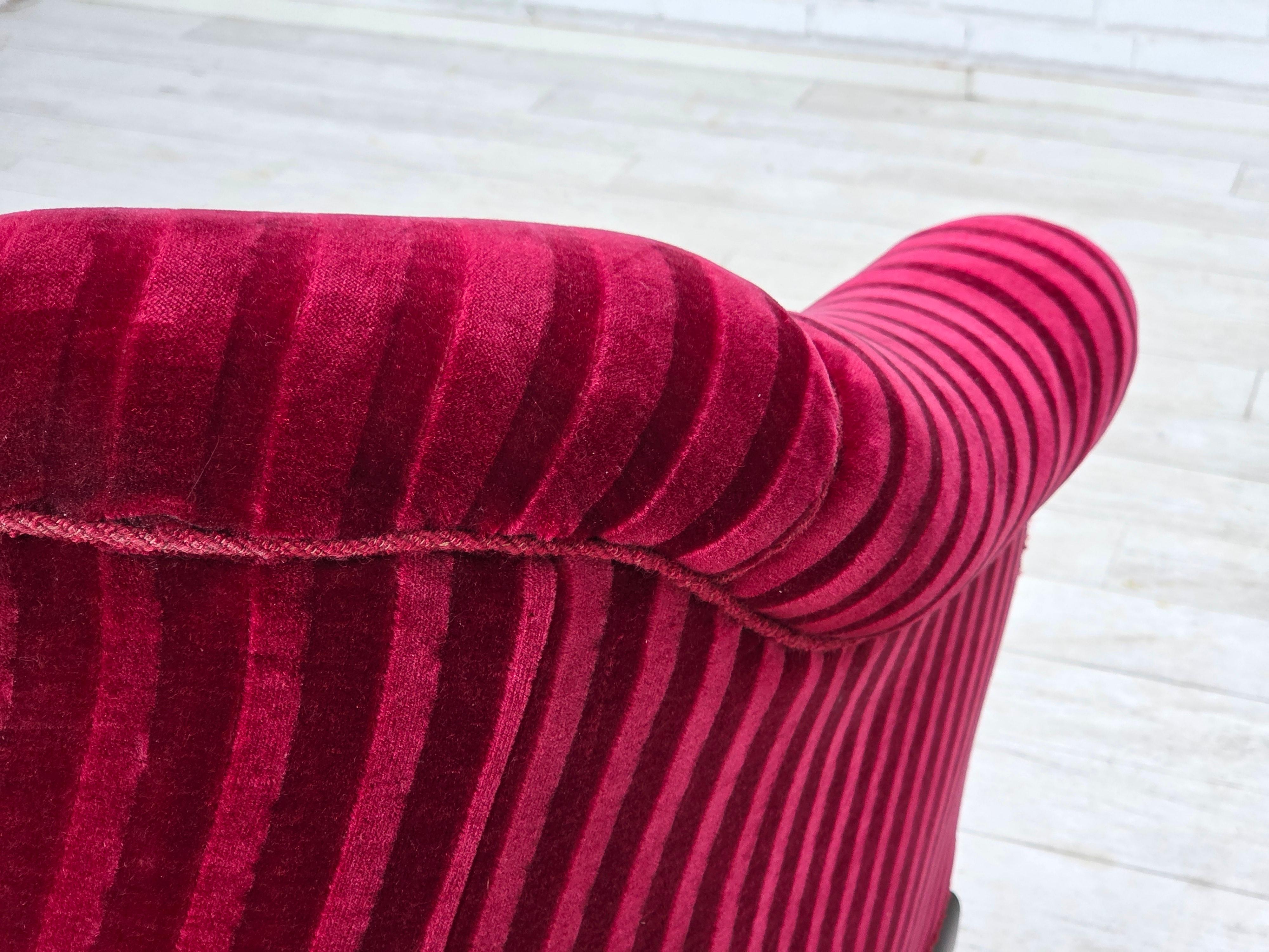 Divano danese a 2 posti degli anni '50, velluto rosso da arredamento, gambe in legno di frassino. in vendita 9