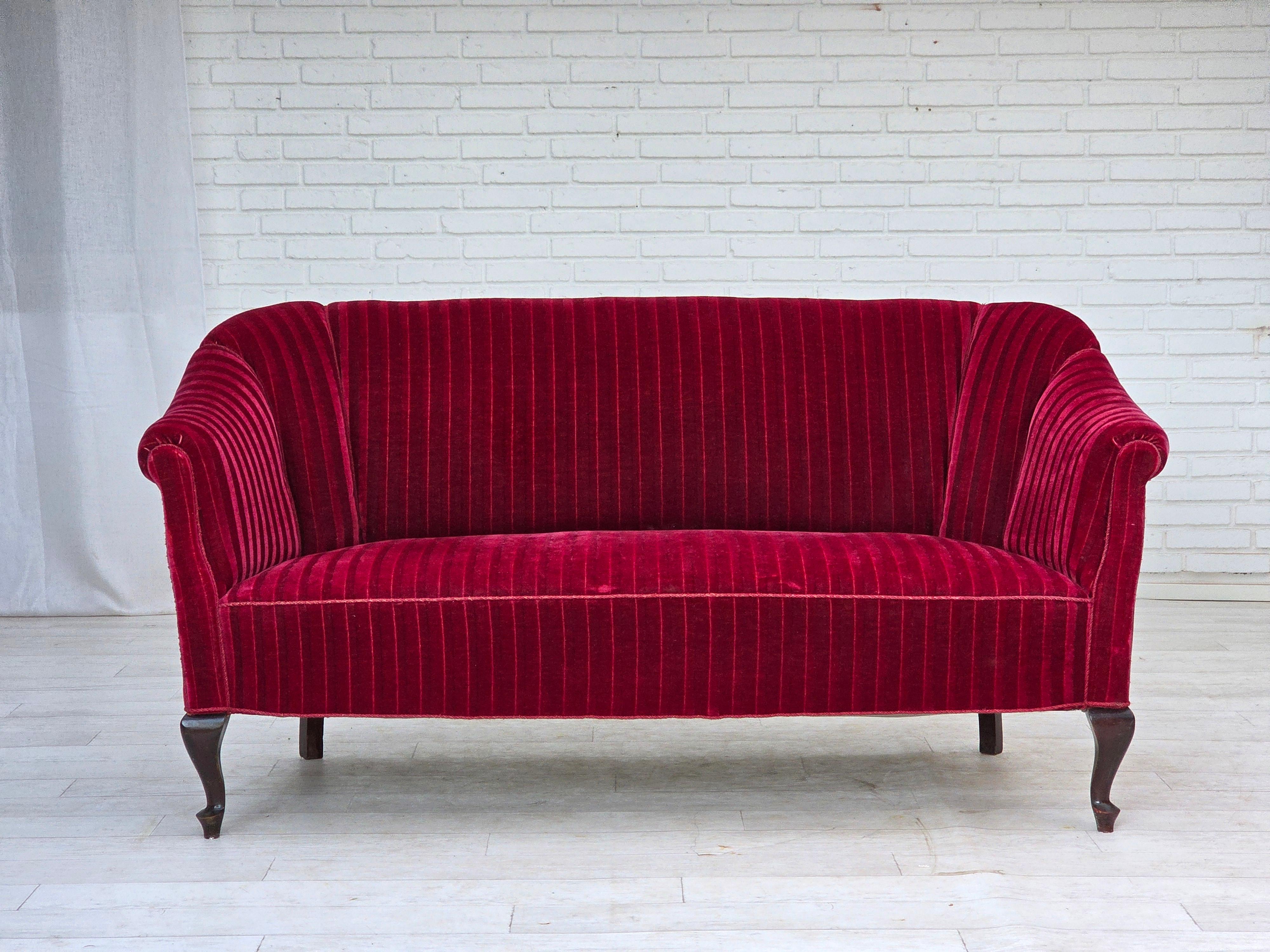 Divano danese a 2 posti degli anni '50. Velluto rosso da arredamento, gambe in legno di frassino, molle nella seduta. Condizioni originali buone: nessun odore, nessuna macchia e struttura stabile. Prodotto da un produttore di mobili danese negli