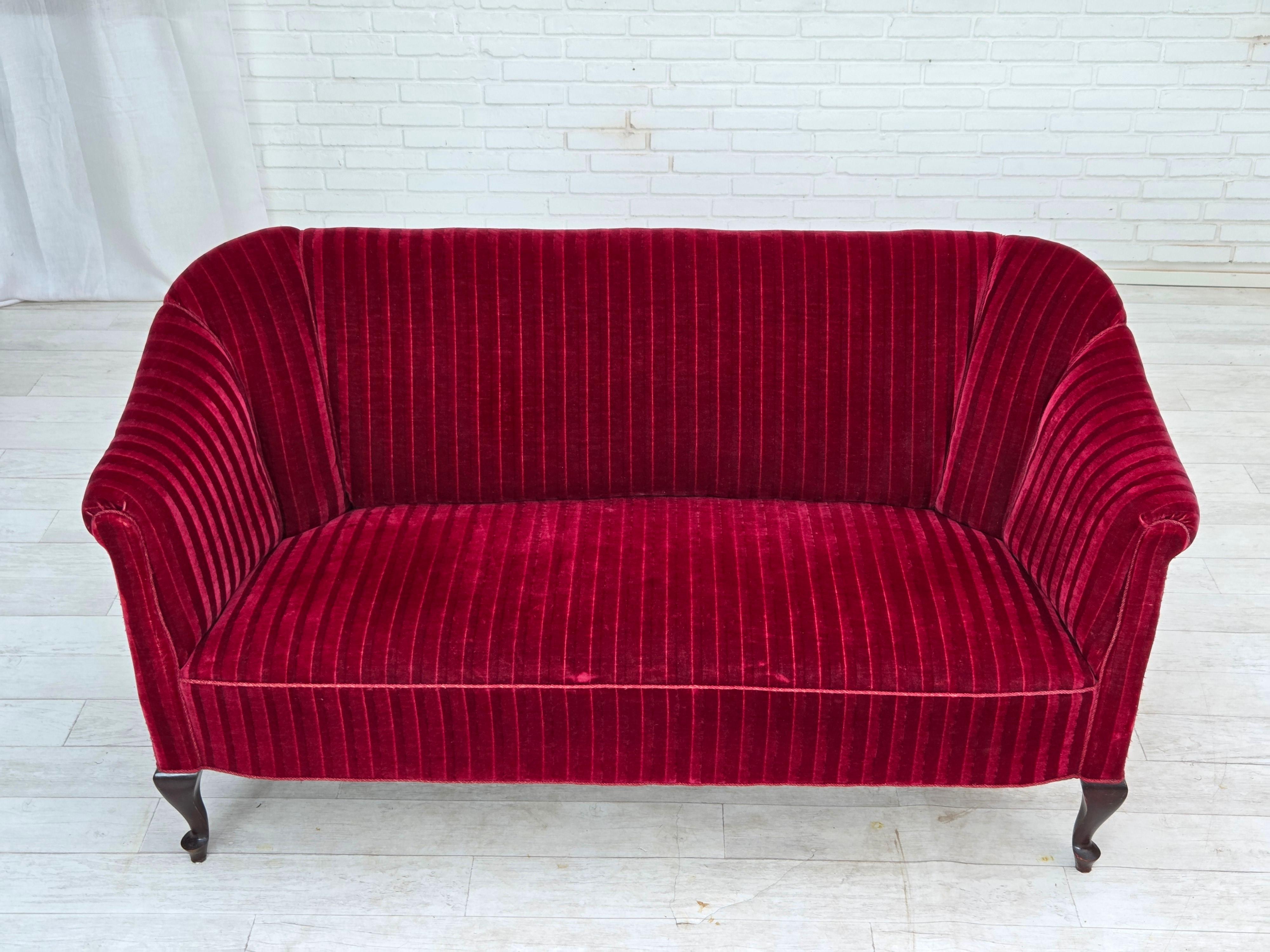 Scandinavo moderno Divano danese a 2 posti degli anni '50, velluto rosso da arredamento, gambe in legno di frassino. in vendita