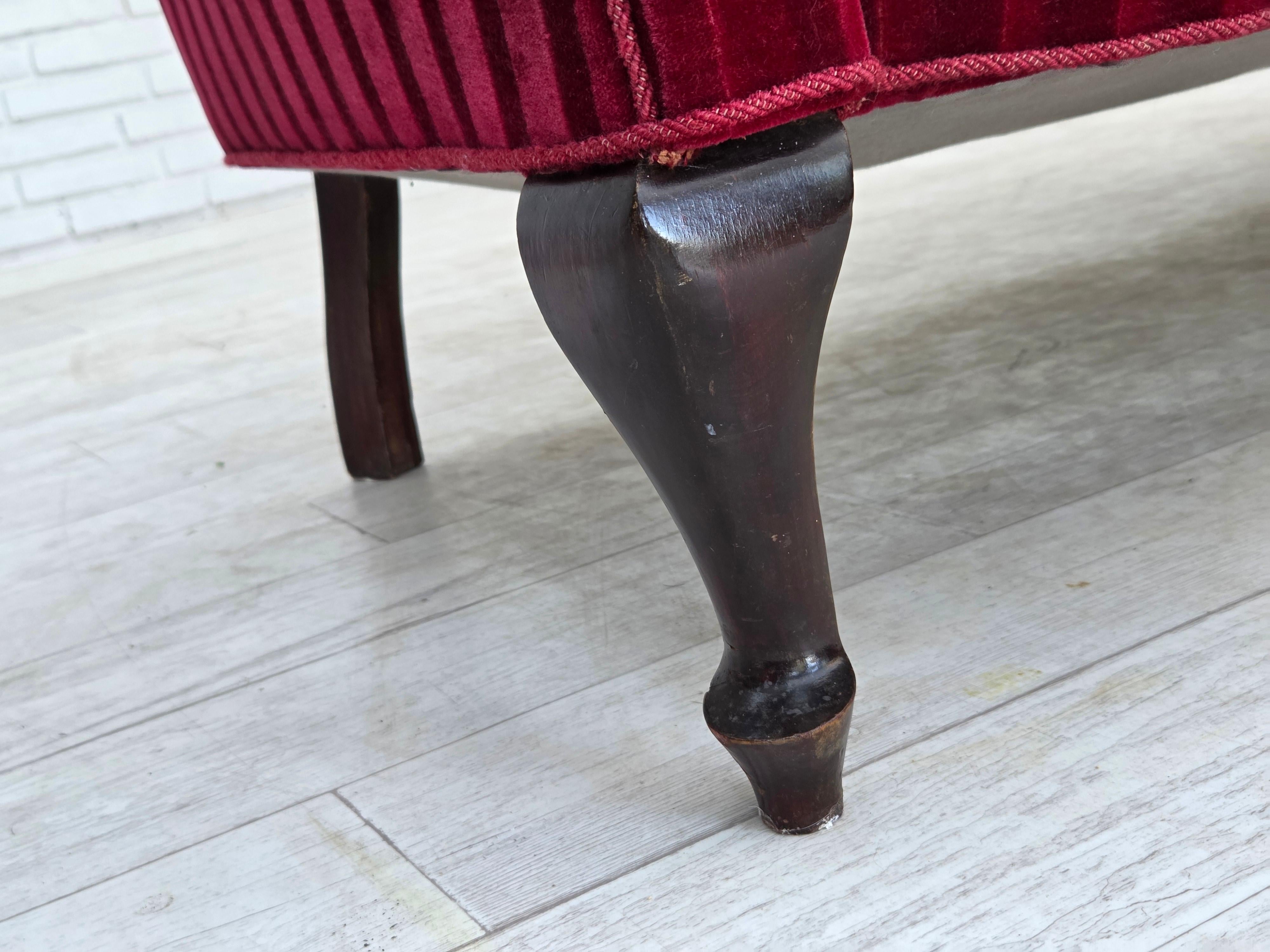 Danese Divano danese a 2 posti degli anni '50, velluto rosso da arredamento, gambe in legno di frassino. in vendita