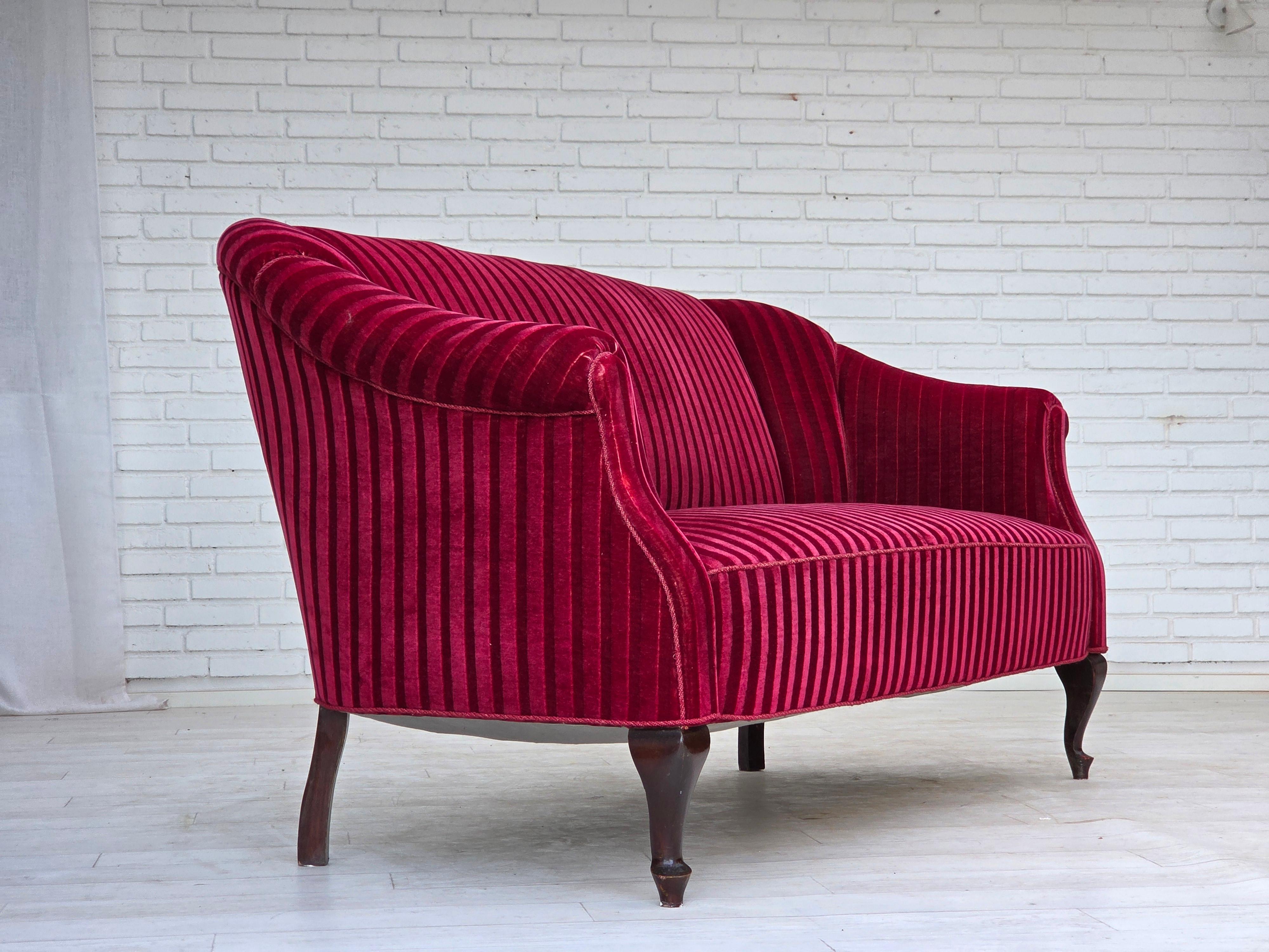 Divano danese a 2 posti degli anni '50, velluto rosso da arredamento, gambe in legno di frassino. In condizioni buone in vendita a Tarm, 82
