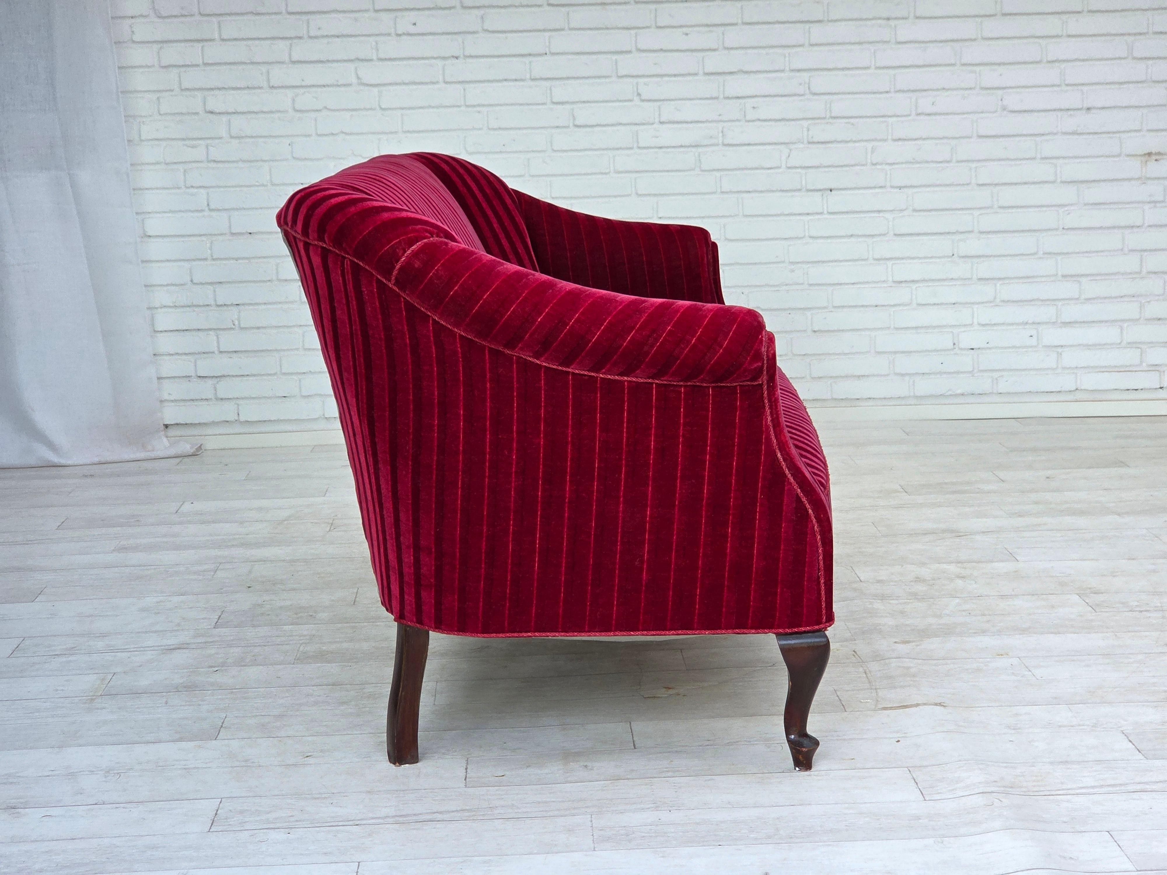 Metà XX secolo Divano danese a 2 posti degli anni '50, velluto rosso da arredamento, gambe in legno di frassino. in vendita