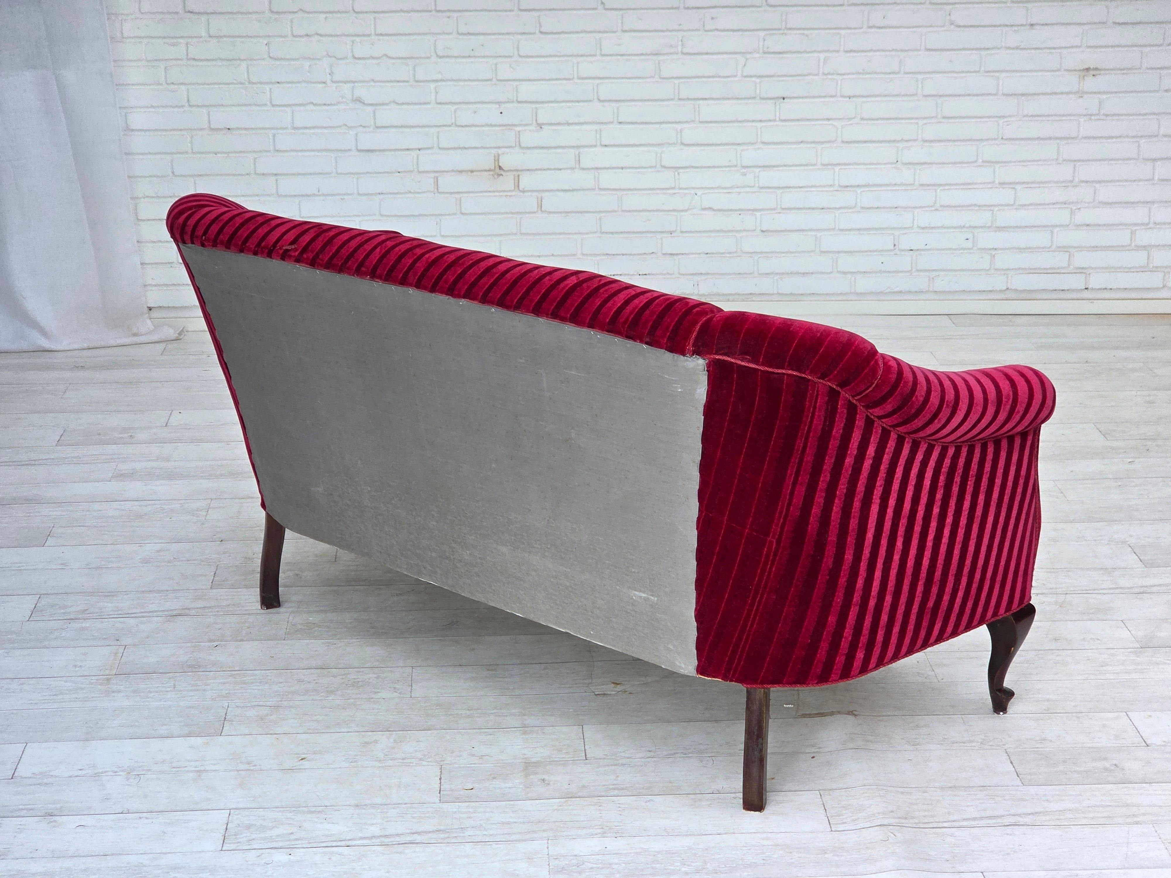 Velluto Divano danese a 2 posti degli anni '50, velluto rosso da arredamento, gambe in legno di frassino. in vendita