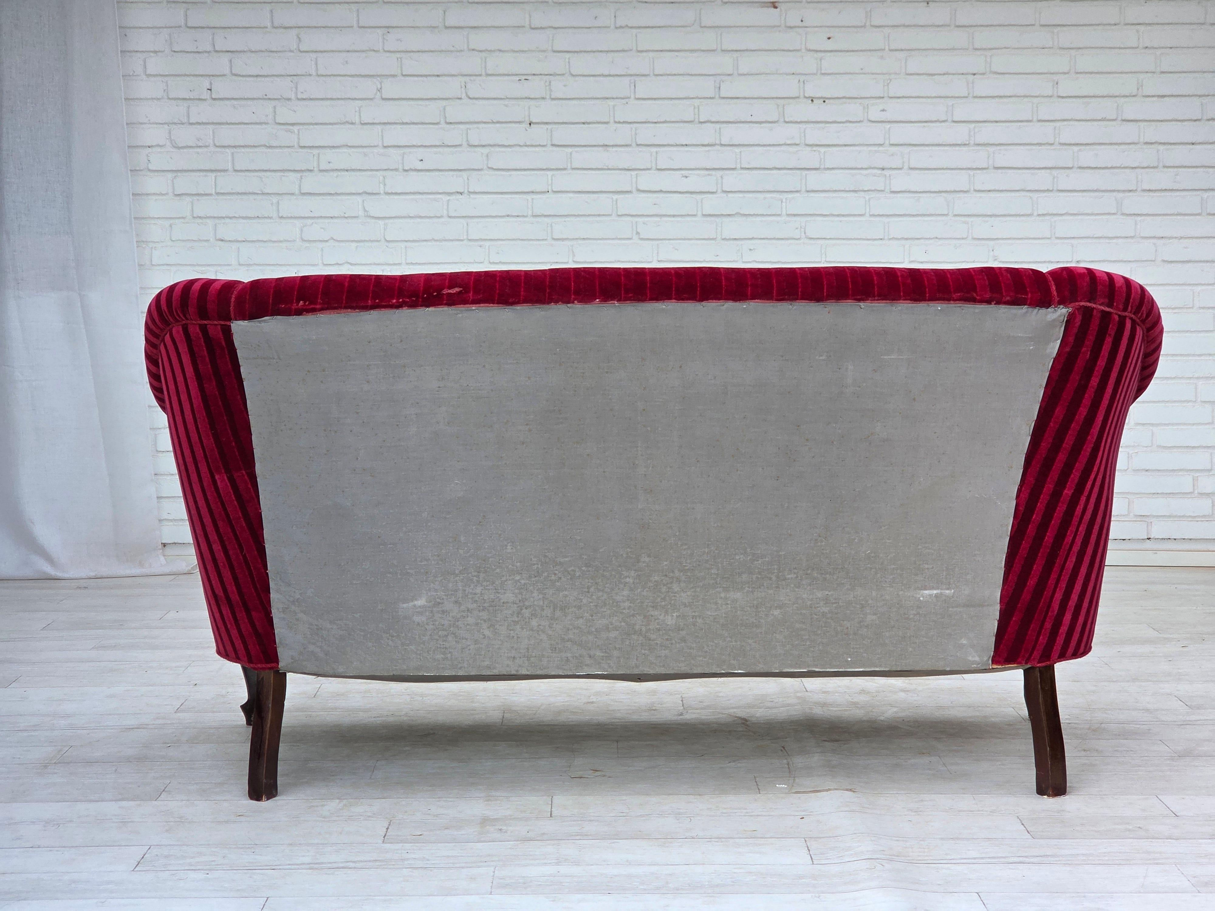 Divano danese a 2 posti degli anni '50, velluto rosso da arredamento, gambe in legno di frassino. in vendita 1