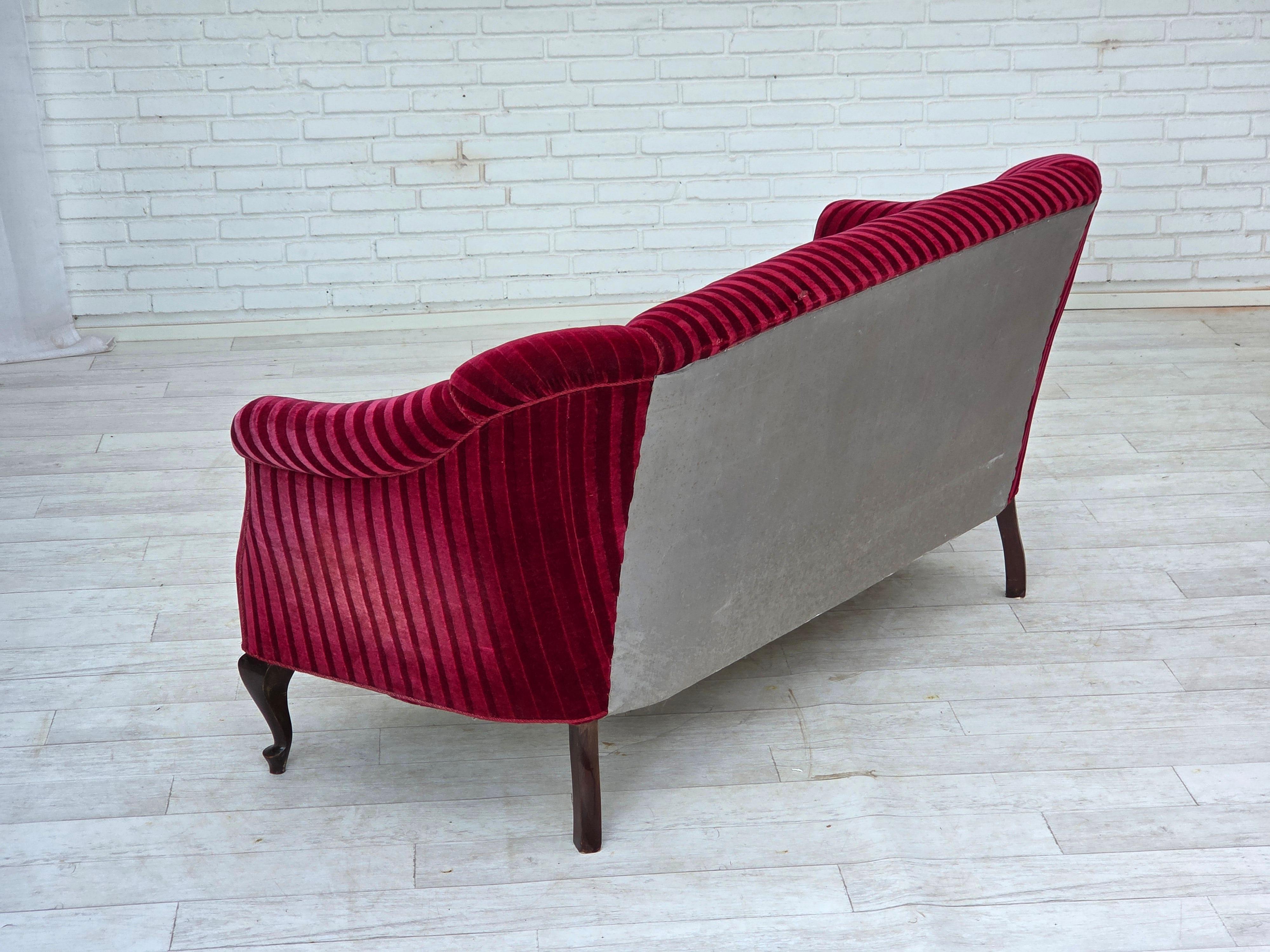Divano danese a 2 posti degli anni '50, velluto rosso da arredamento, gambe in legno di frassino. in vendita 2